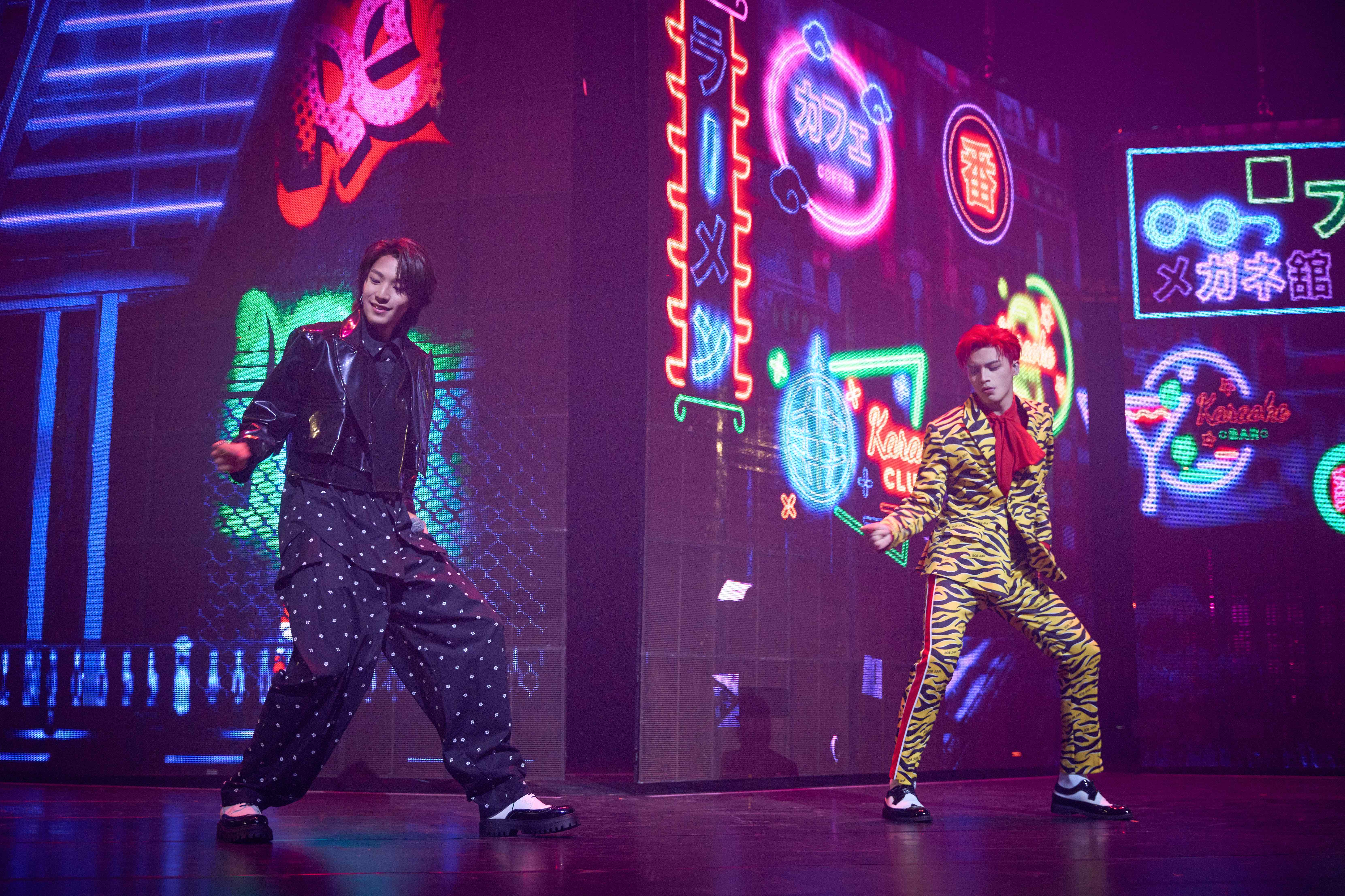 哲言、煥鈞在「One And Only」演唱會上合唱〈可以先聽我說〉。（索尼音樂提供）