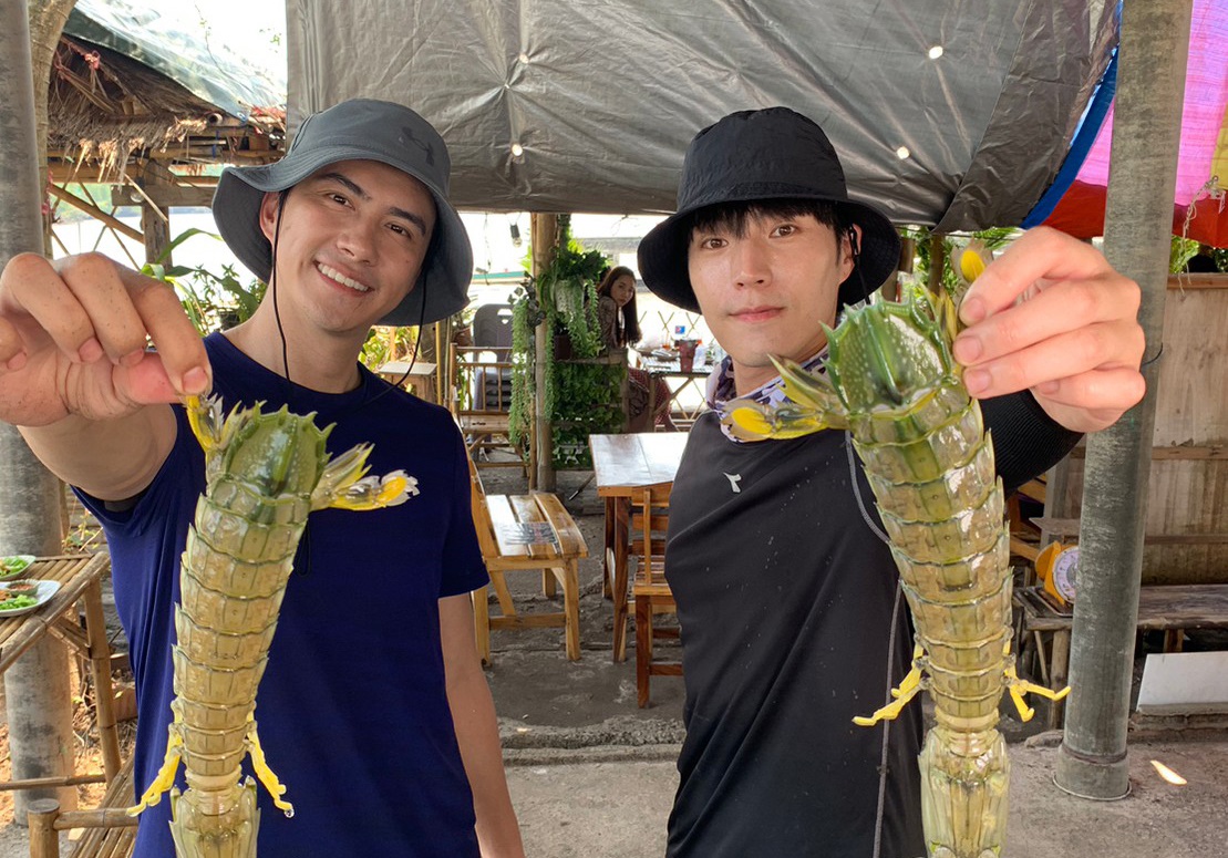 潘君侖（左）、唐振剛（右）體驗當地人生活。（八大提供）