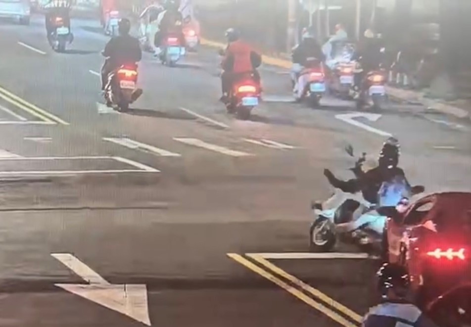 網紅超哥當時駕駛藍寶堅尼從後方撞上機車騎士。（翻攝畫面）