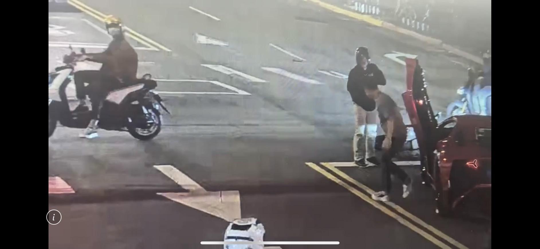 哥立即下車查看並交付6千元和解金給騎士。(翻攝畫面)