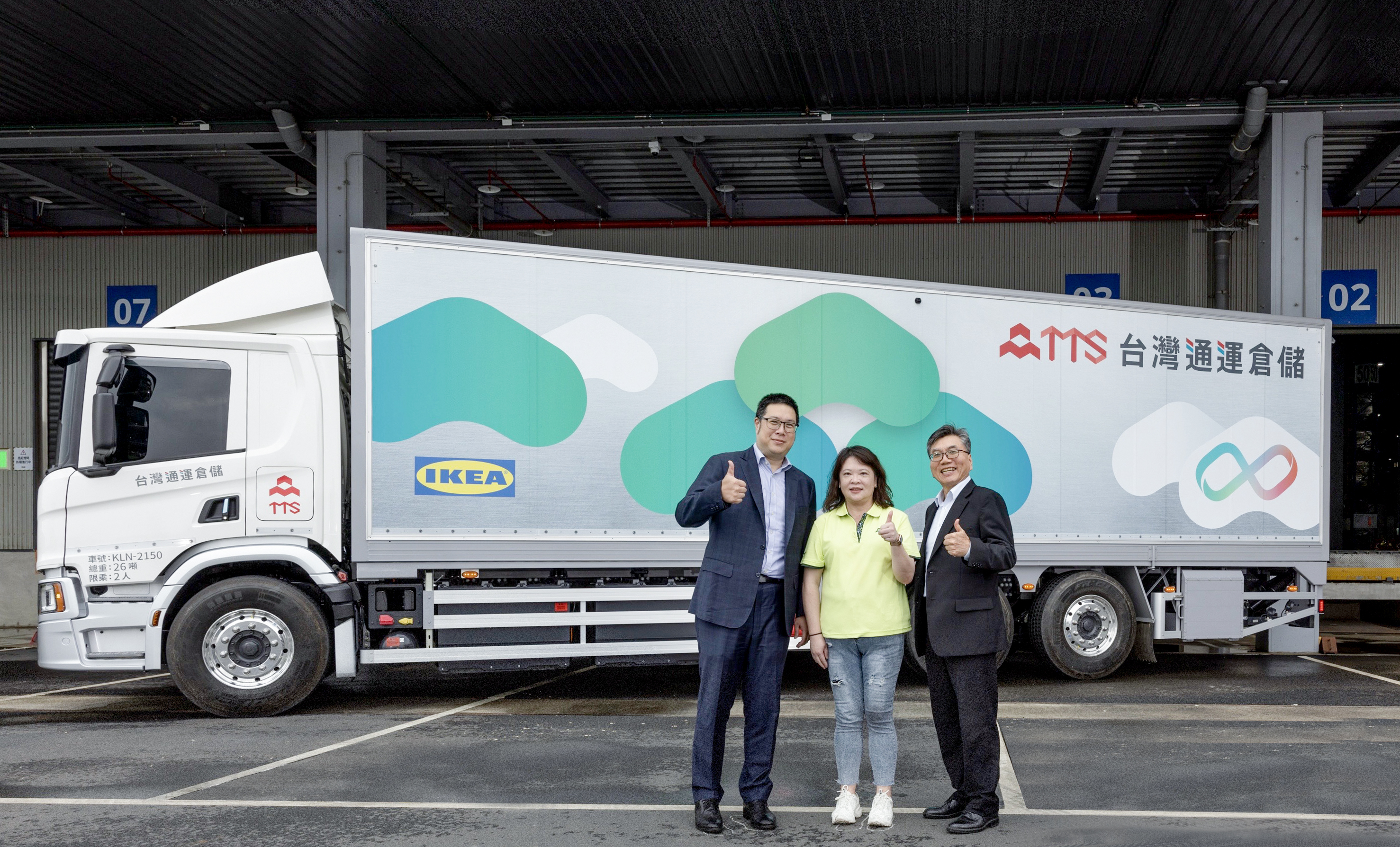 台灣通運19日宣布，旗下引進的全台首輛電動大貨卡，將為IKEA宜家家居提供零碳綠色物流服務。（台泥提供）