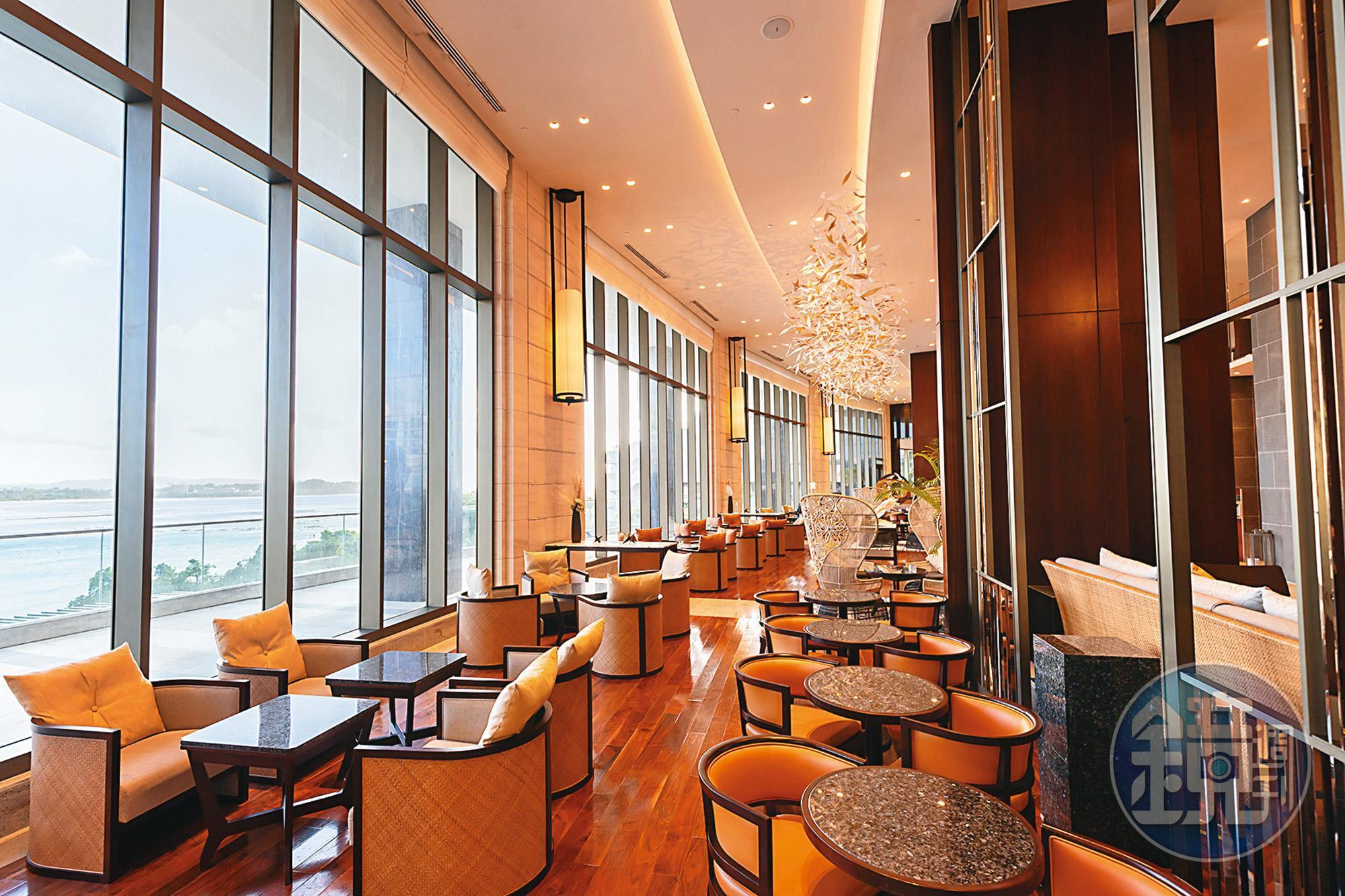 座落飯店大廳的「Fanhale's Lobby Lounge」,在查莫洛語是「扎根」的意思,窗外就是美麗的杜夢灣。