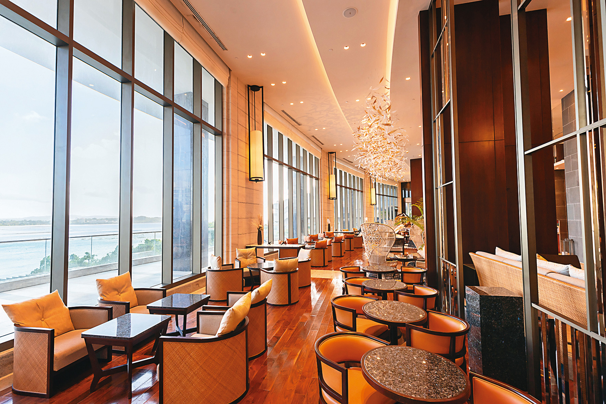 座落飯店大廳的「Fanhale's Lobby Lounge」，在查莫洛語是「扎根」的意思，窗外就是美麗的杜夢灣。