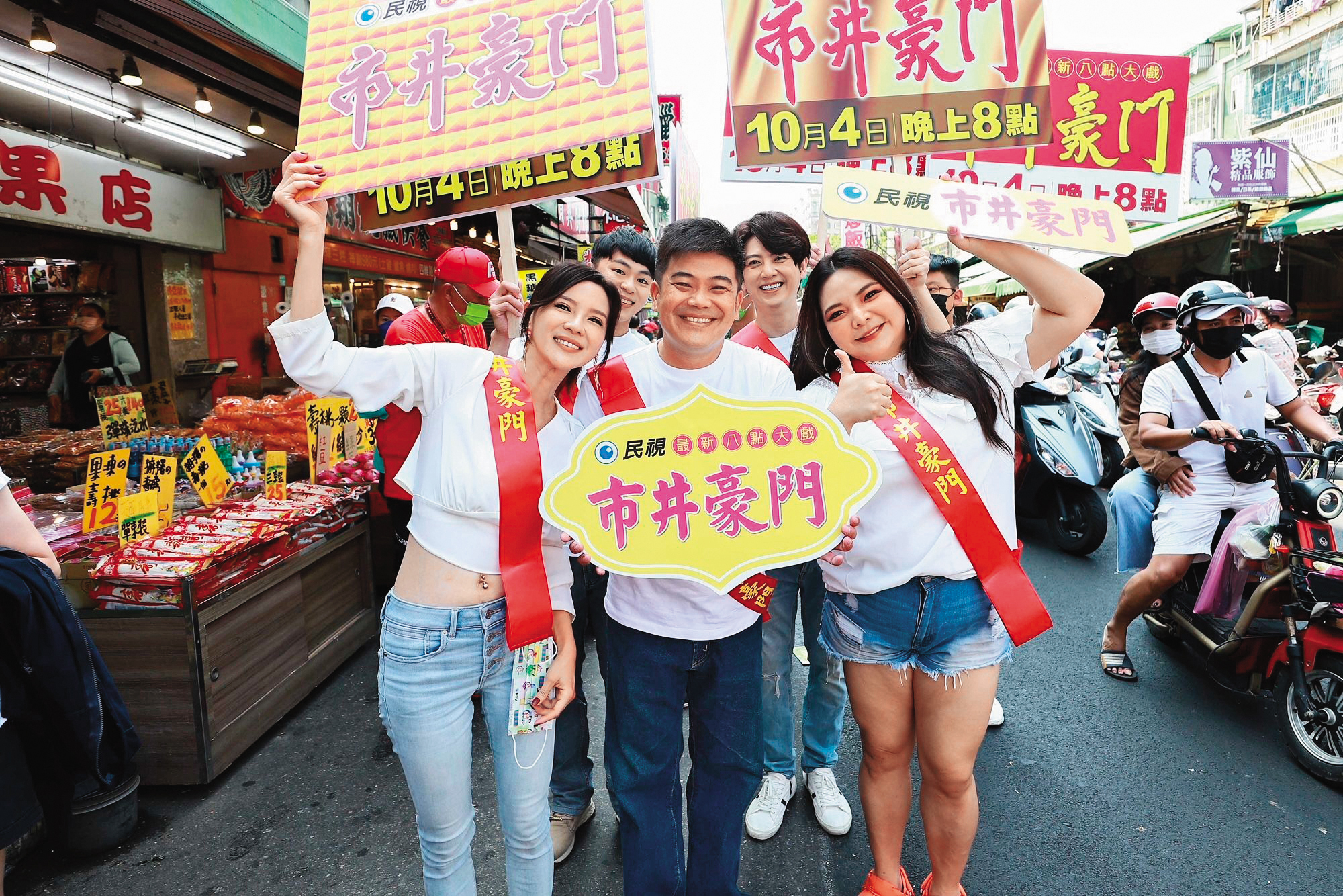 胡嘉愛(前排左)在民視《市井豪門》中,從年輕演到老,她很感謝公司給予演出機會。前排中為馬國畢、前排右為小甜甜。(民視提供)