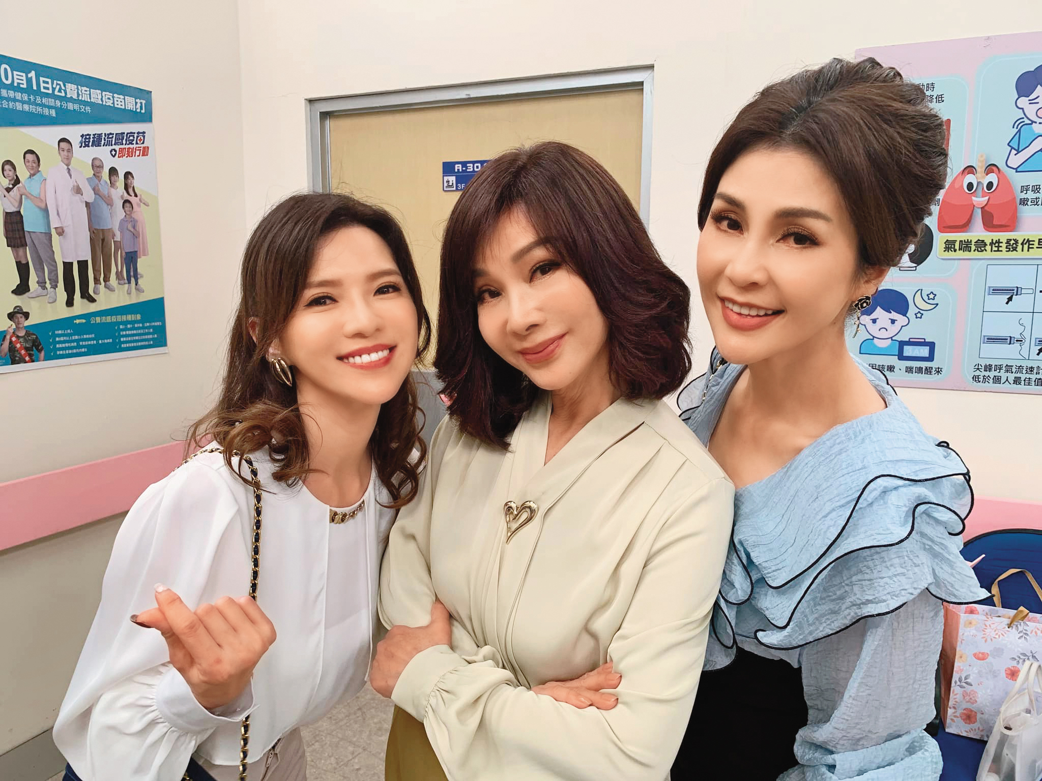 胡嘉愛(左)熱愛演戲,對於加入八點檔演出,非常感恩。中為陳美鳳、右為梁佑南。(翻攝自胡嘉愛臉書)
