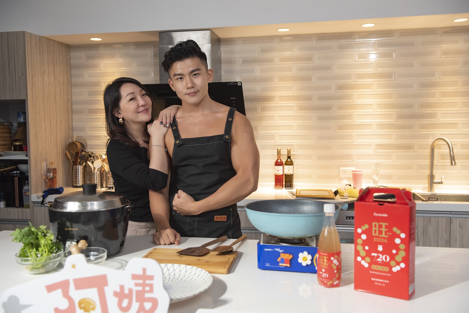 洪仕晟和美魔女林家岑合作烹飪節目。（后花園娛樂提供）