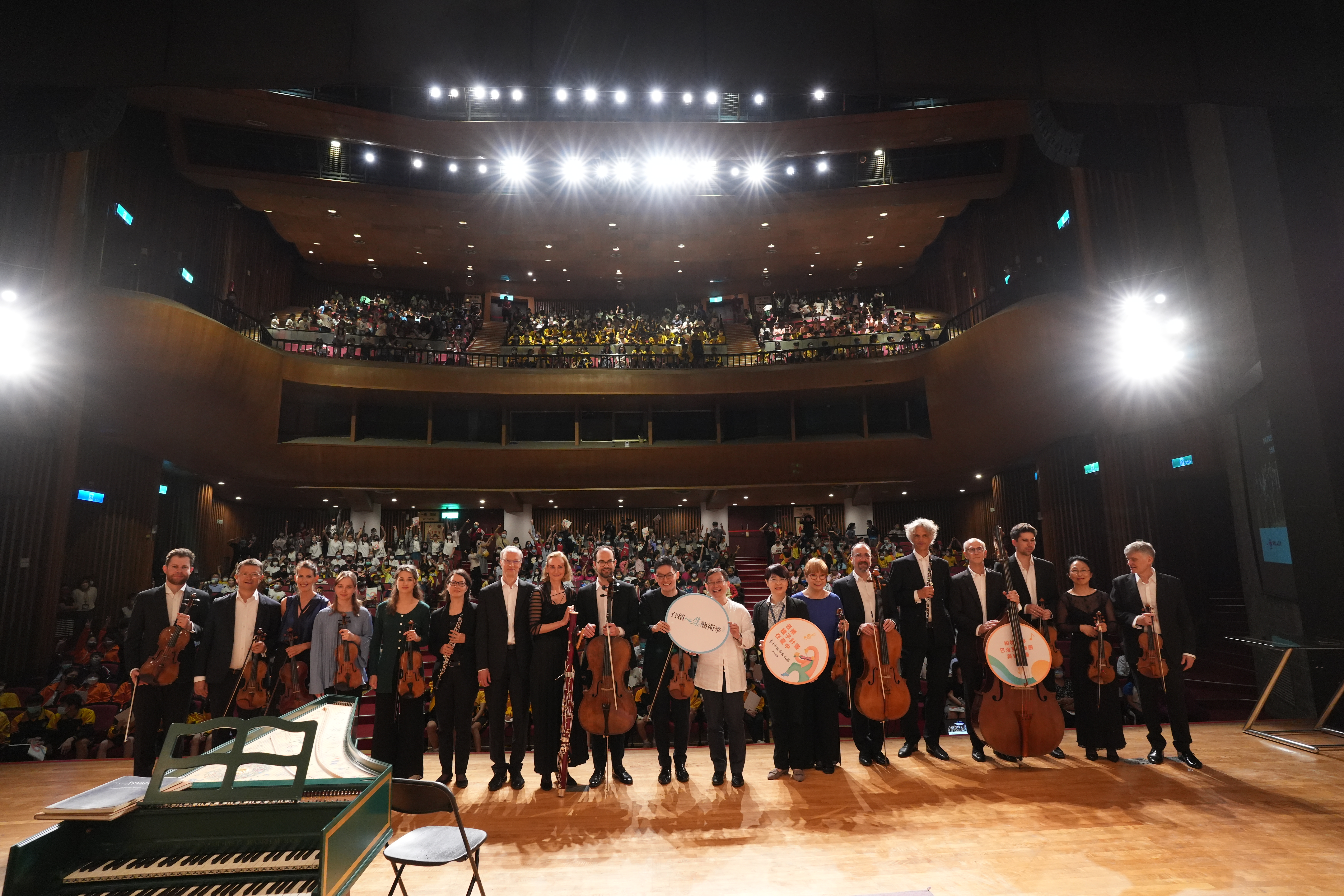 柏林愛樂巴洛克合奏團來台演出之餘，還參加音樂種子計劃，與學子相見歡。（牛耳藝術提供）