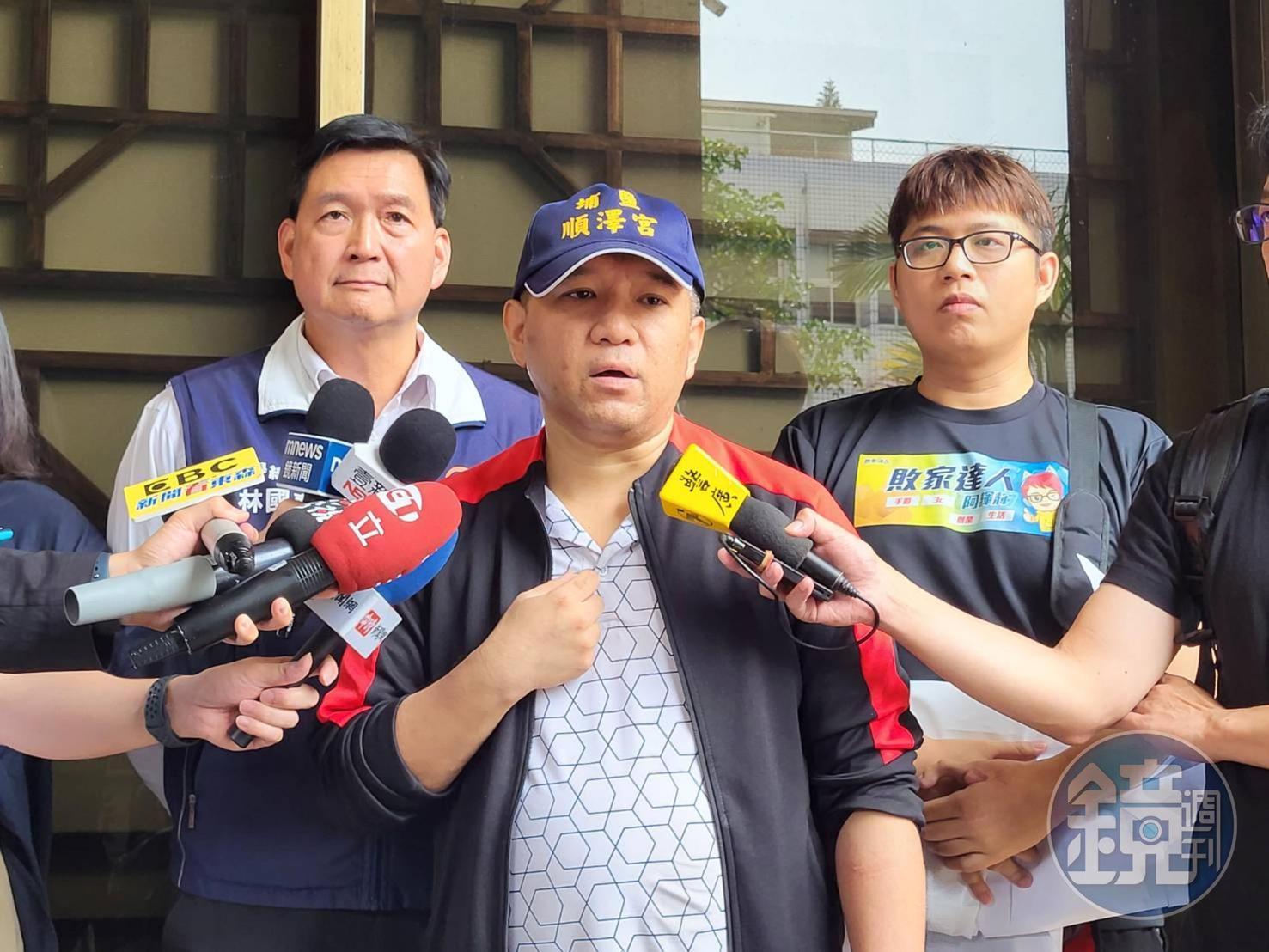 im.B自救會發起人兼北區受害人代表陳玠滕說明提告內容，新北市議員林國春也現身記者會力挺。