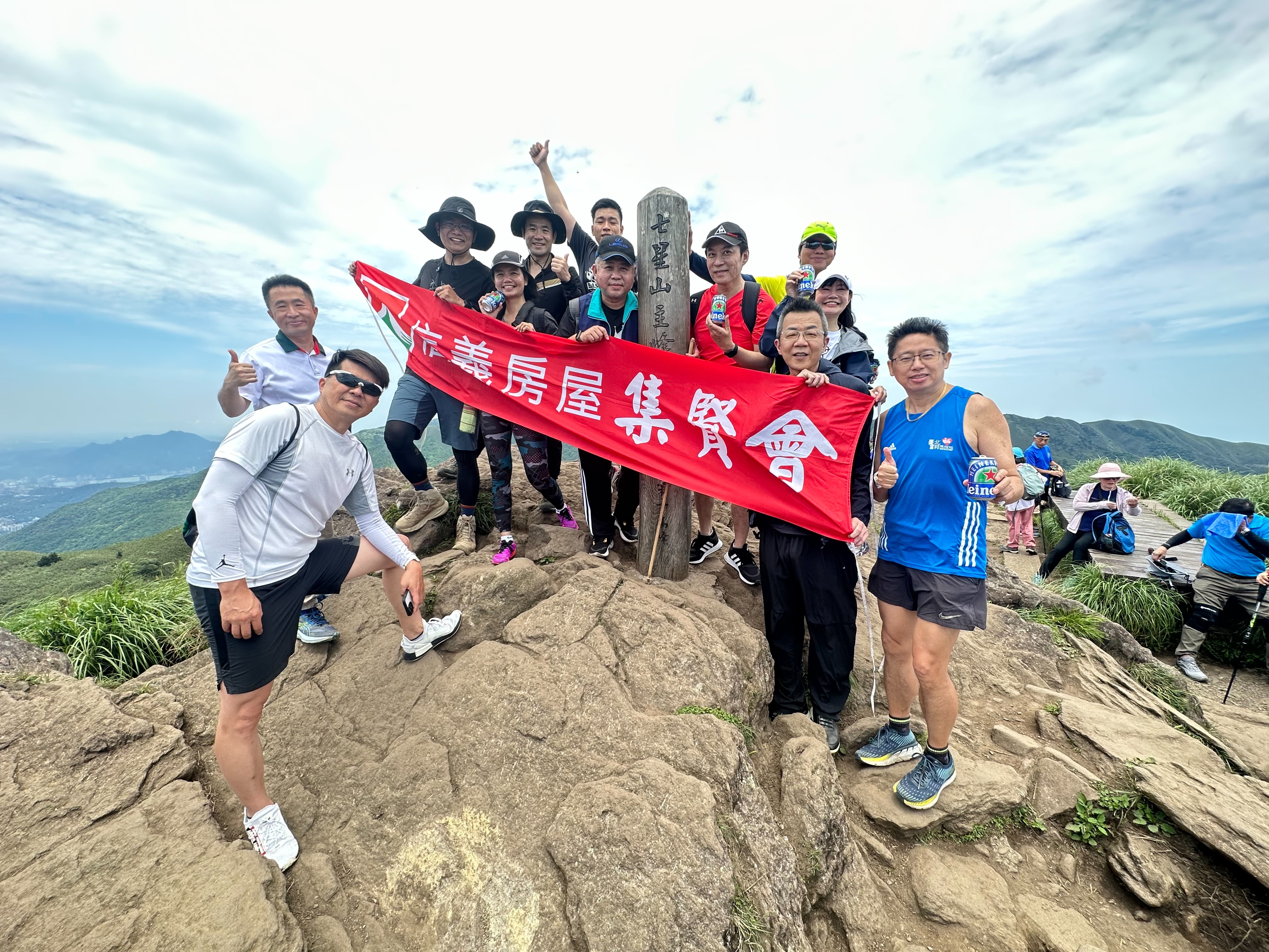 信義房屋集賢會舉辦淨山活動，沿途撿拾垃圾。（信義房屋提供）