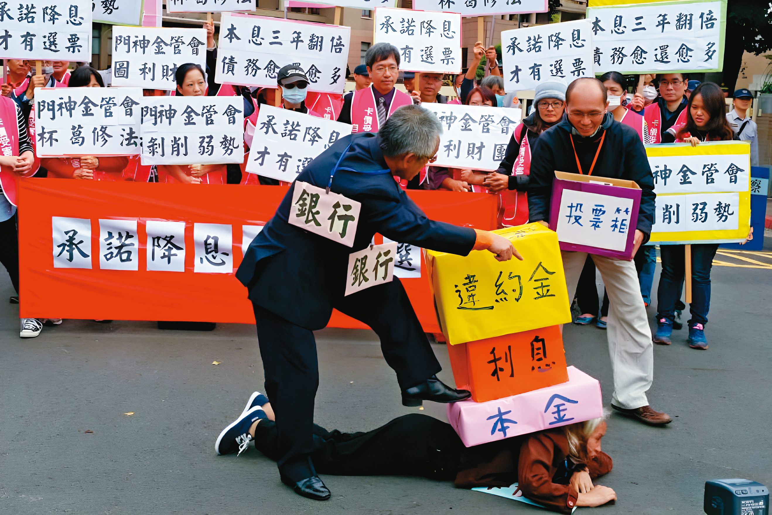 早年信用卡循環利息常高達20%,違約金也高,以糖糖為例,債務的本金僅約10萬元,十多年後卻滾到1百多萬元。(翻攝卡債受害人自救會臉書)
