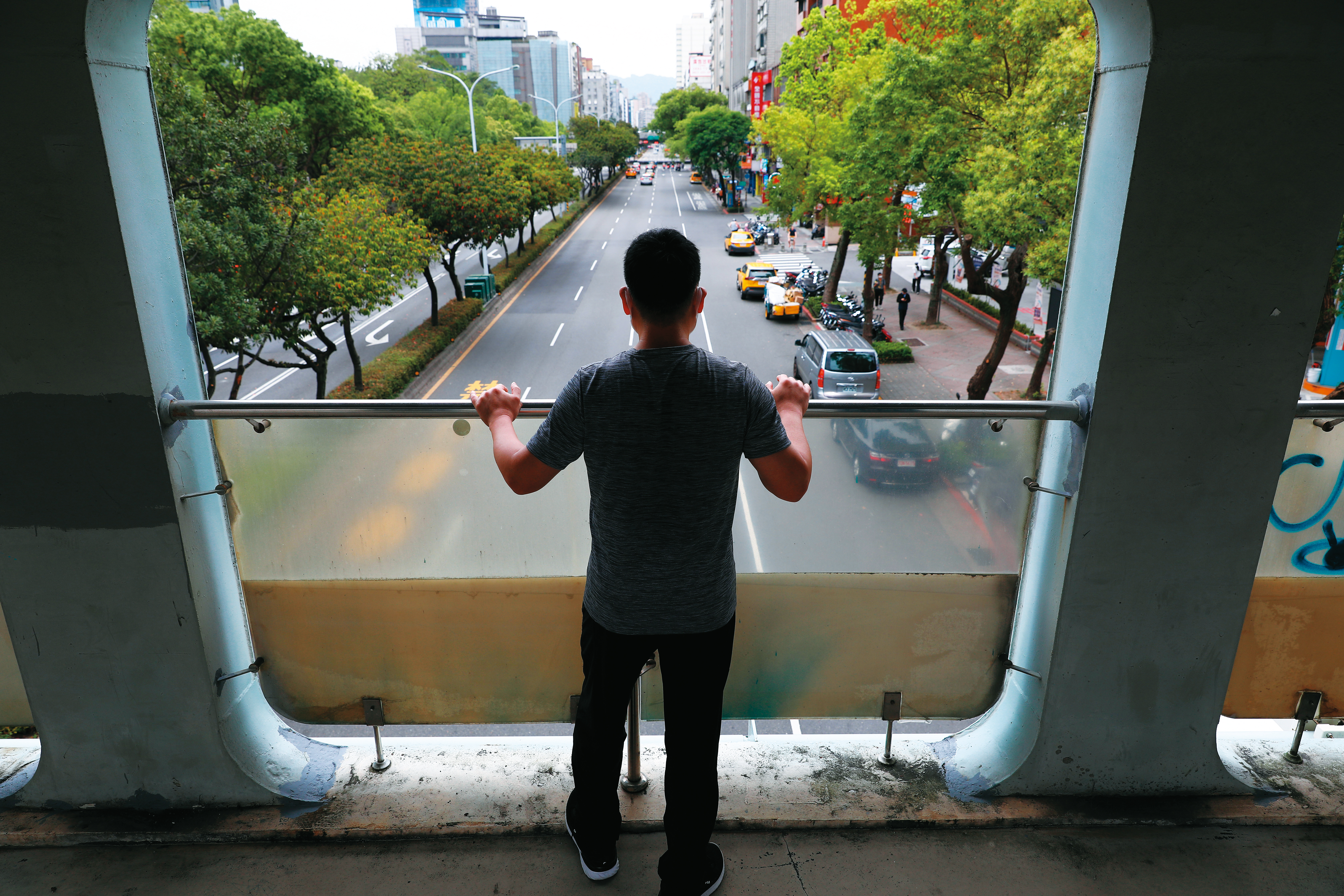 P先生在朋友慫恿下一起開通訊行,不斷地刷卡創業、刷卡增資,以卡養卡辦了14張卡,最後發現被朋友騙了。