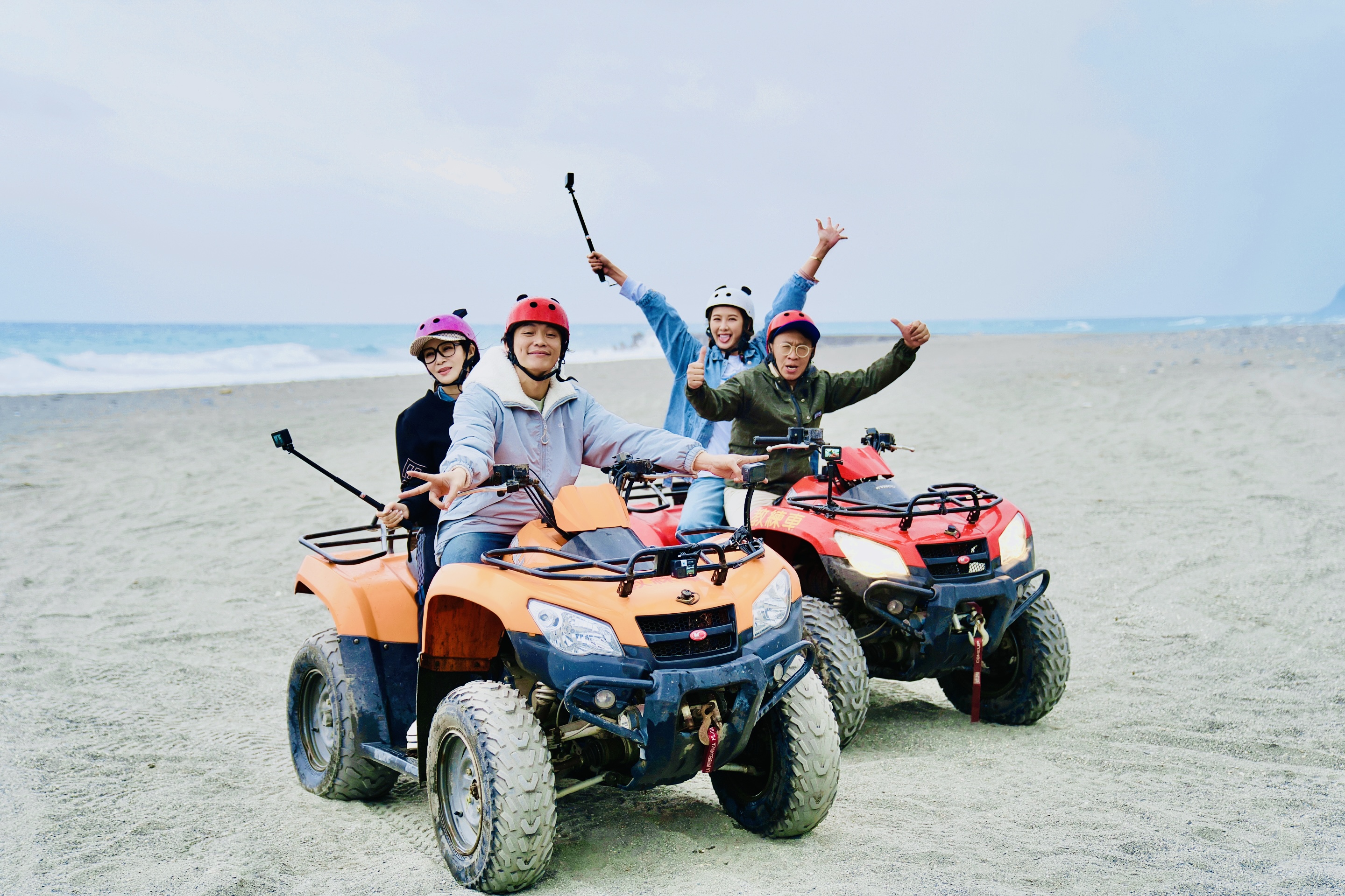 全員挑戰騎乘沙灘車，分不清油門及剎車的蔡秋鳳竟化身熱血女飆仔。（東森綜合提供）