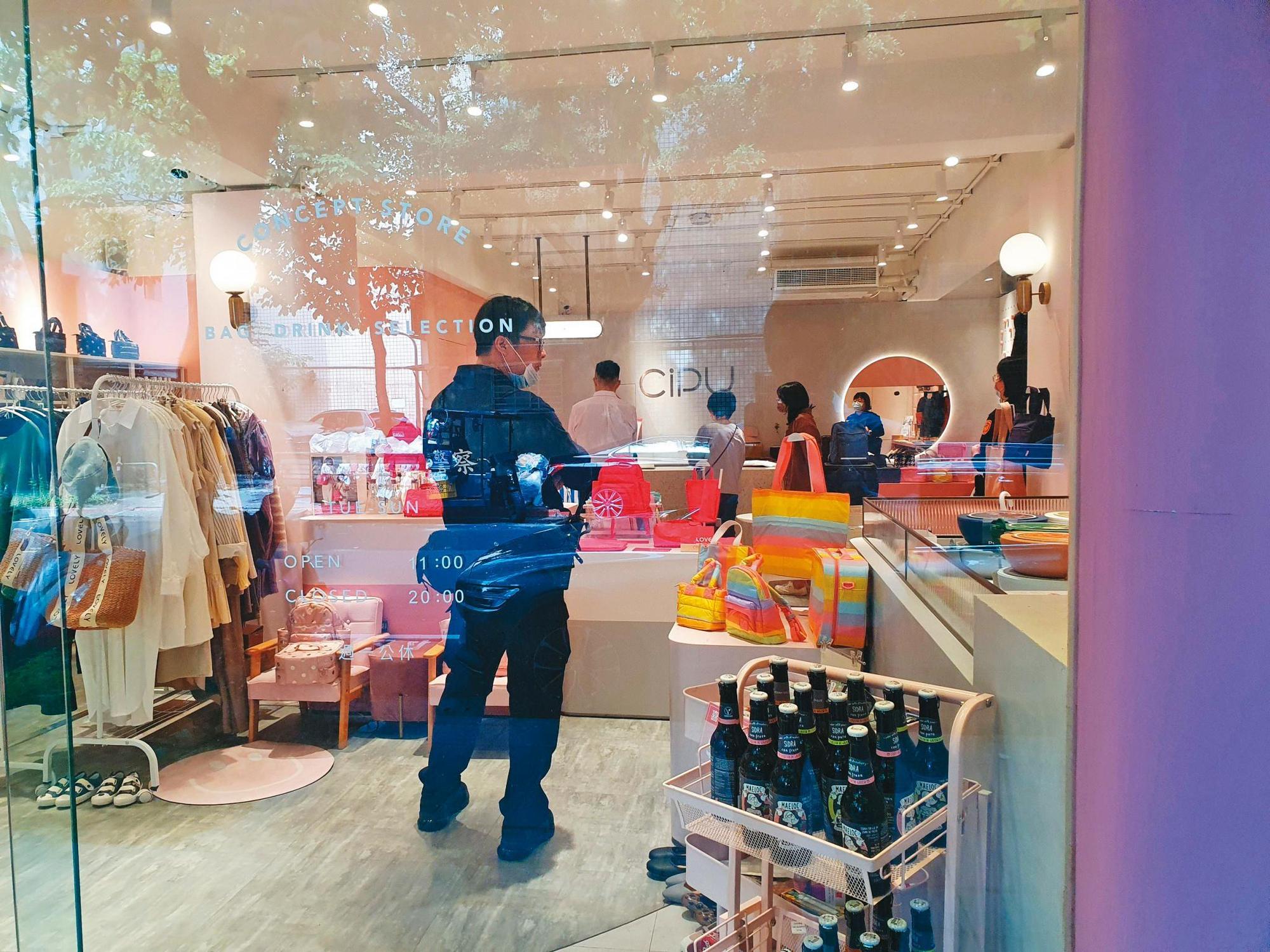 警方上月中到喜舖門市欲查扣架上商品抵債，卻無功而返。（讀者提供）
