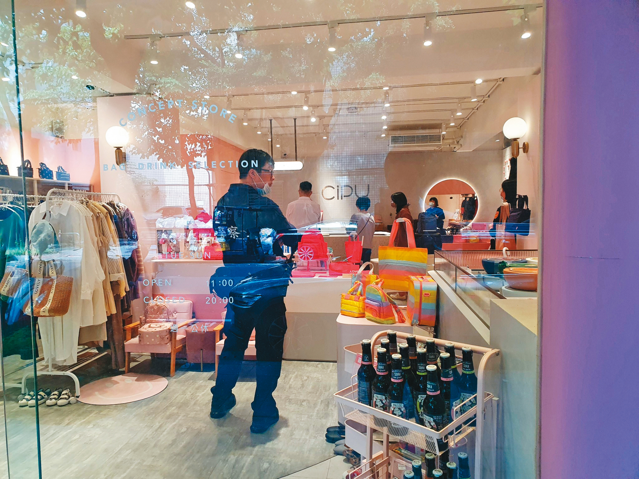 警方上月中到喜舖門市欲查扣架上商品抵債,卻無功而返。(讀者提供)