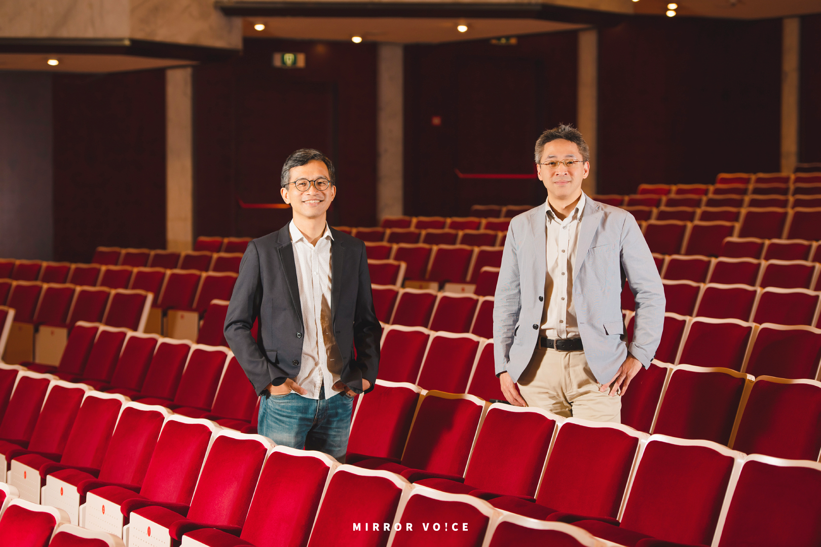 《表演藝術心理話》第一集，由主持人李承宗（左）與大腦科學家謝伯讓（右）帶領聽眾一起探討，為何在串流影音如此盛行的今天，人們還是會想買票進劇場、音樂廳。（鏡好聽提供）