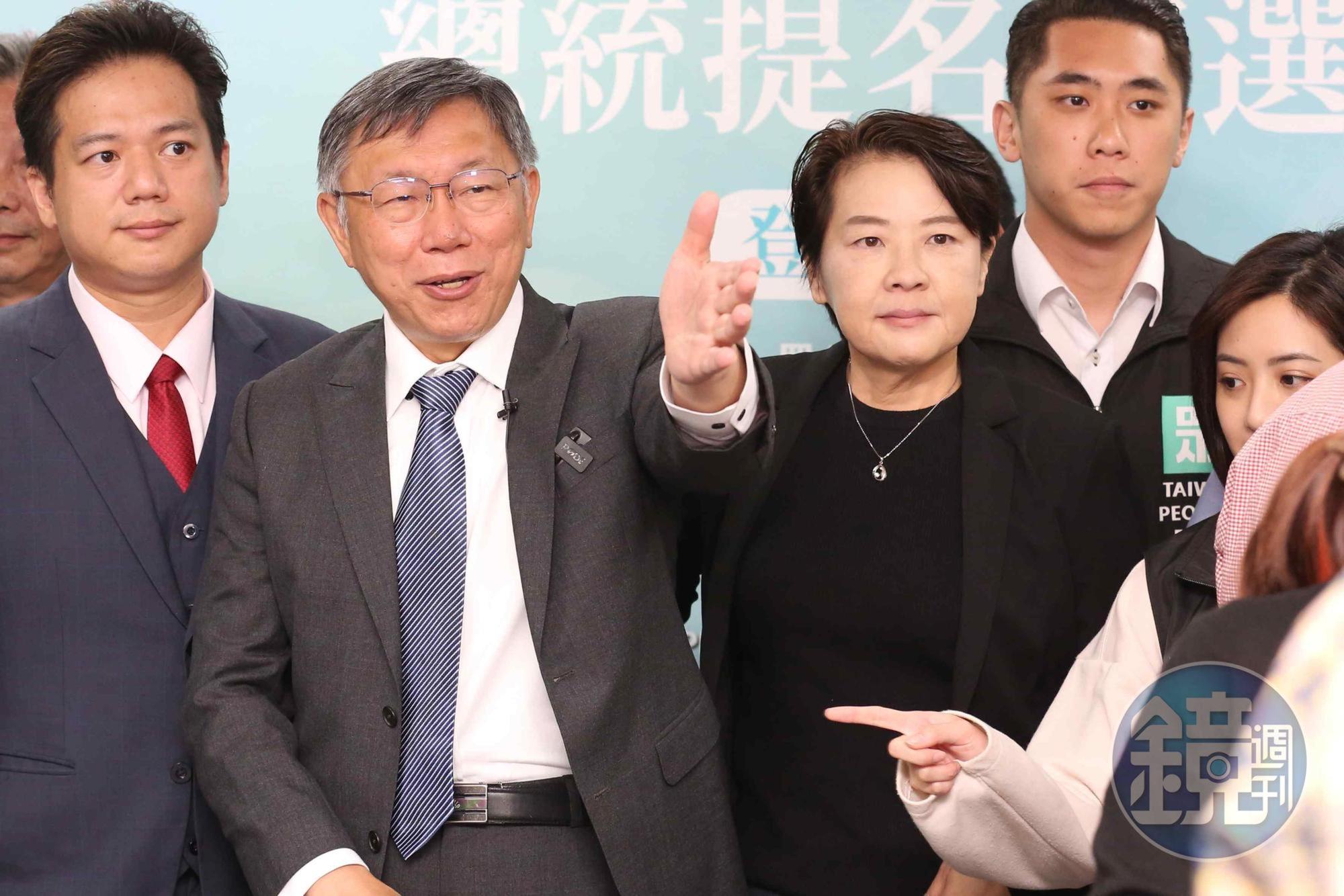 柯文哲（左2）屢被傳要和國民黨合作，其競選總幹事黃珊珊（右3）也沒把話說死。（本刊資料照）