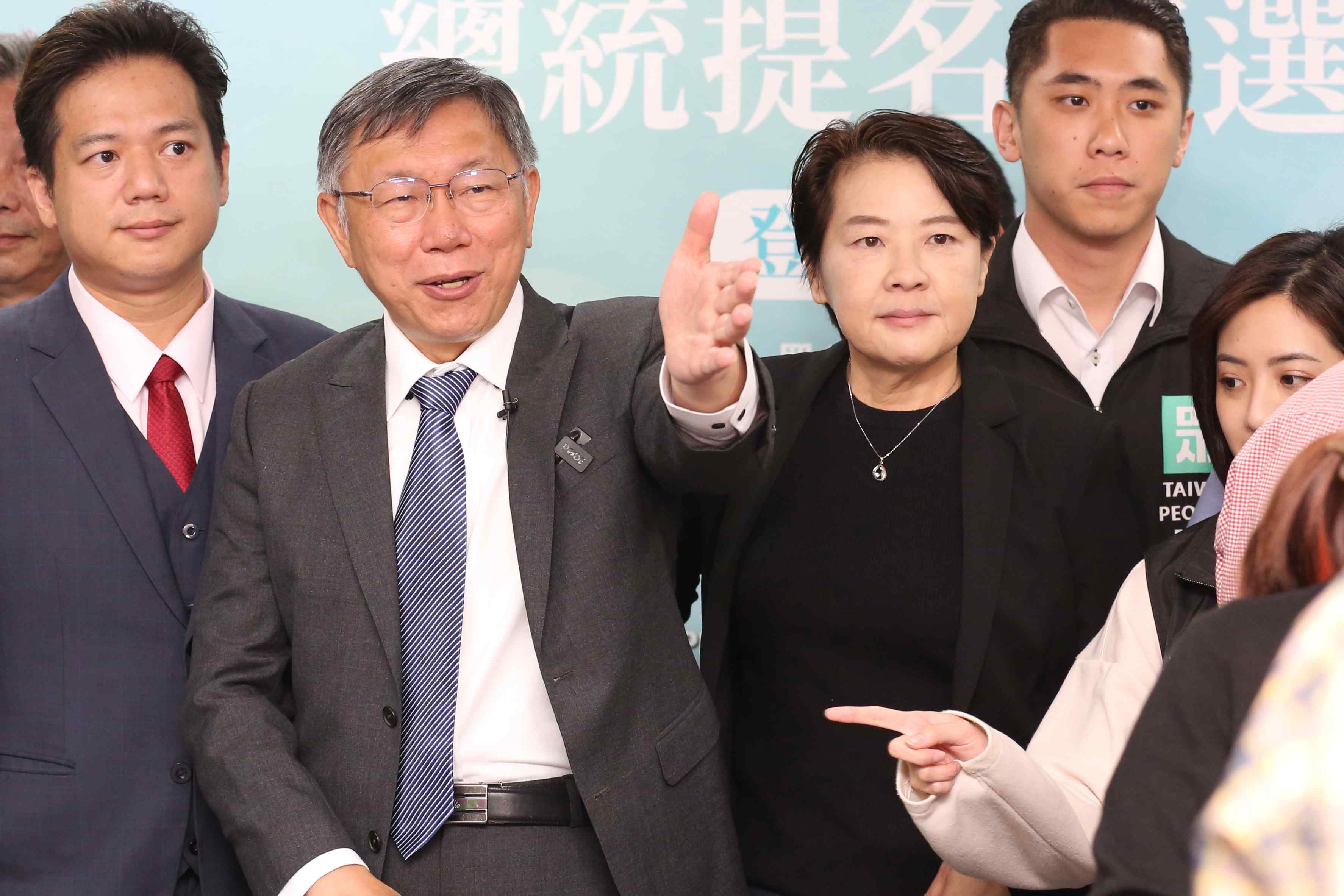 柯文哲（左2）屢被傳要和國民黨合作，其競選總幹事黃珊珊（右3）也沒把話說死。（本刊資料照）