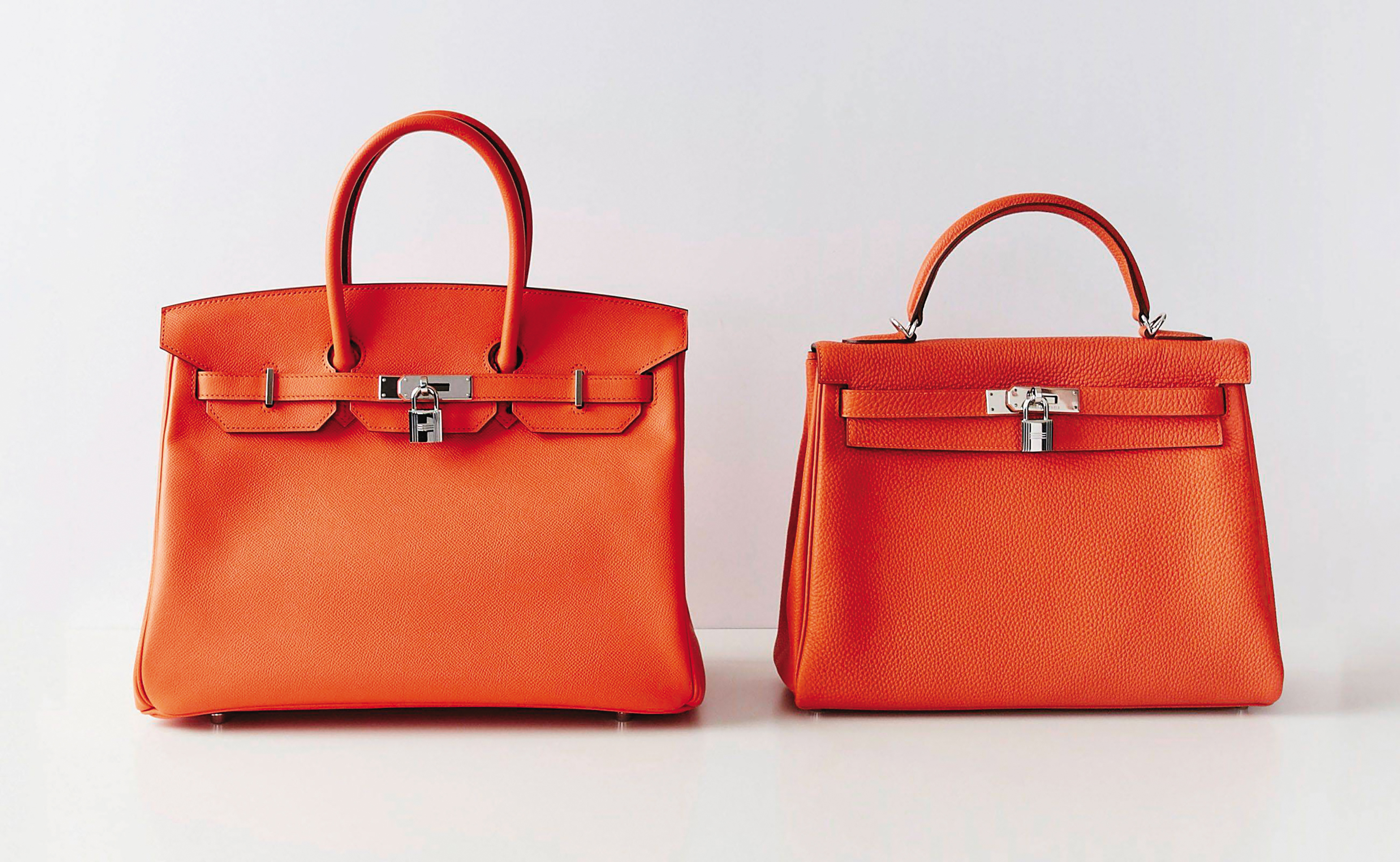 珍柏金抱怨70、80年代流行的「單把柄」包款不實用，於是愛馬仕1984年推出以她命名的「雙把柄」柏金包；而右邊為「單把柄」凱莉包。（翻攝自《每日電訊報》）