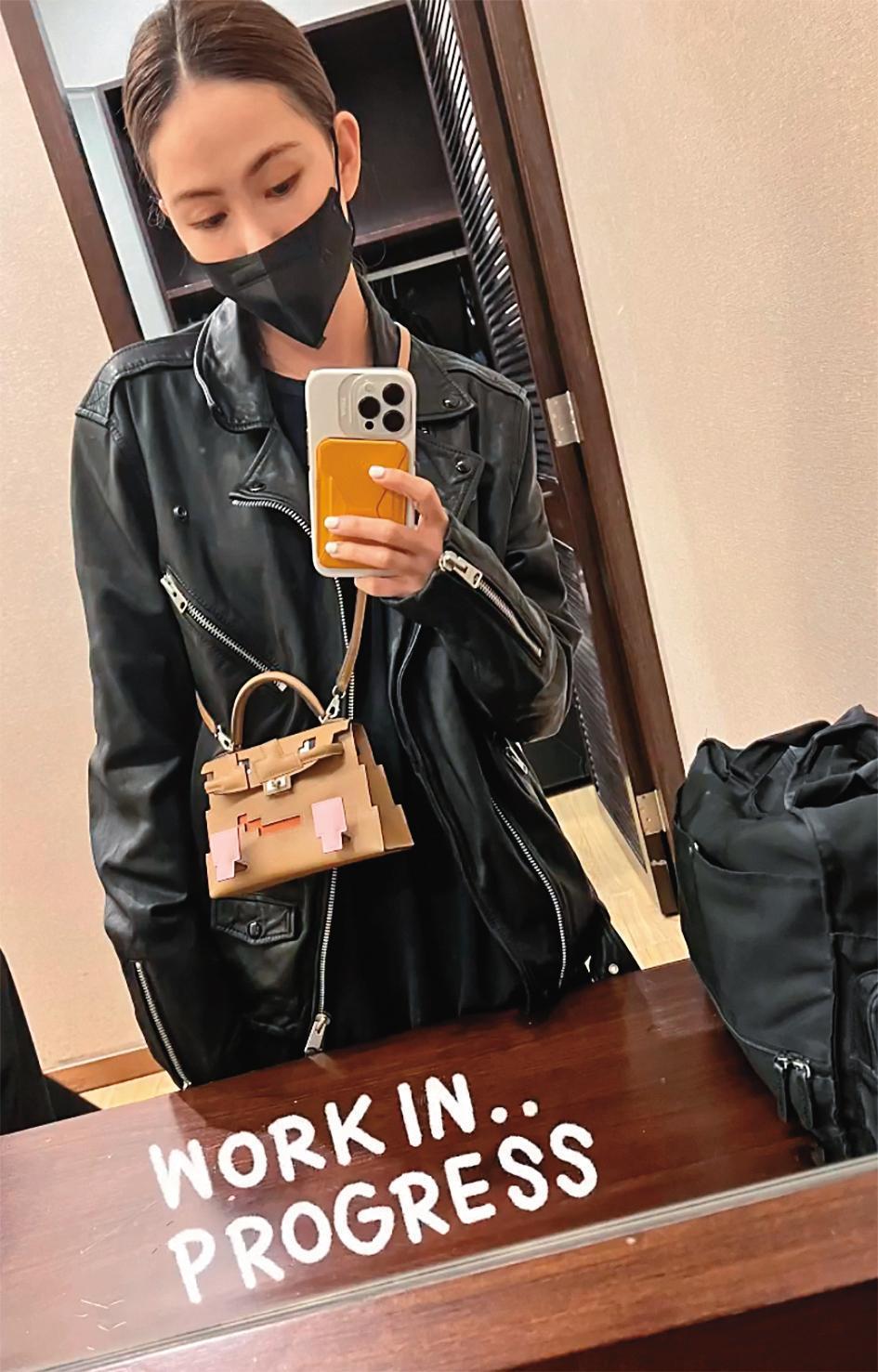 昆凌肩背Q版凱莉娃娃包,約NT$476,500。(翻攝自昆凌IG)
