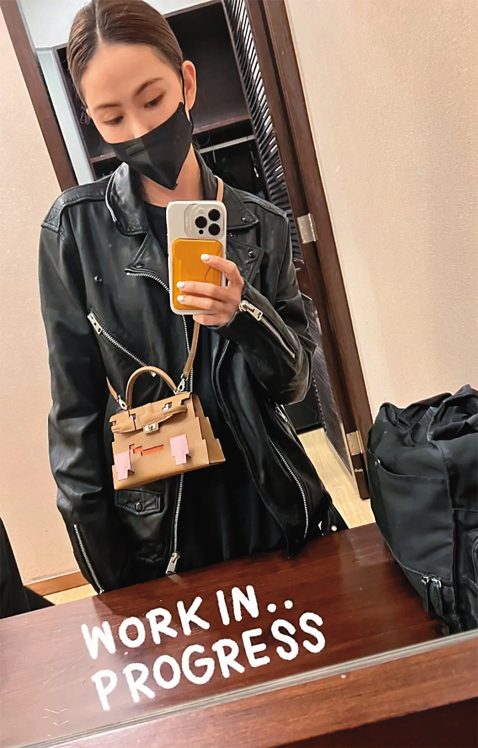 昆凌肩背Q版凱莉娃娃包，約NT$476,500。（翻攝自昆凌IG）