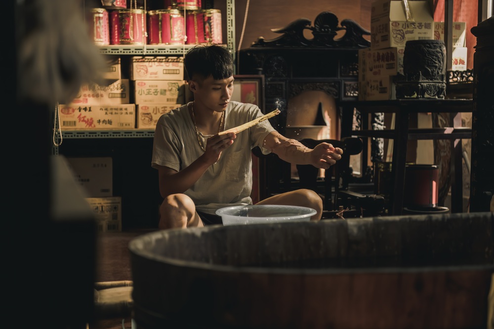 《化劫》黃冠智所飾演的阿呆擁有不凡天命，左手被賦予神力。（台北双喜提供）