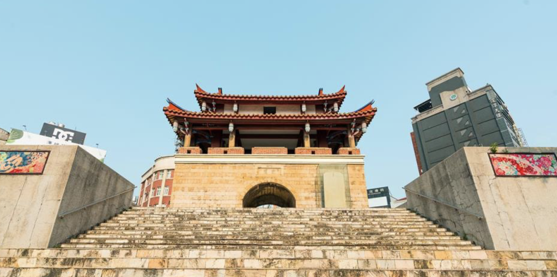 新竹站前的東門城廣場近日直接變成「游泳池」。（翻攝www.taiwan.net.tw）