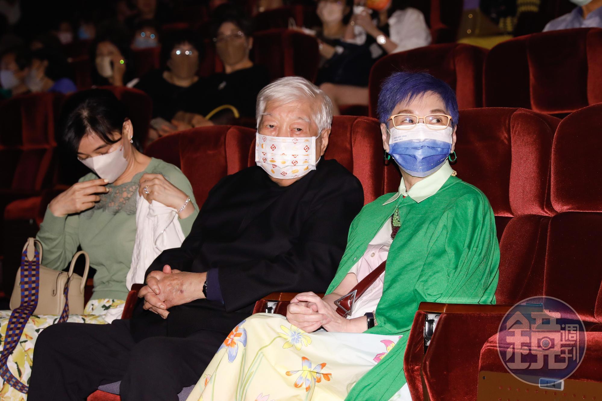 李翊君一出場看到坐在第一排的「綜藝大姐大」張小燕。