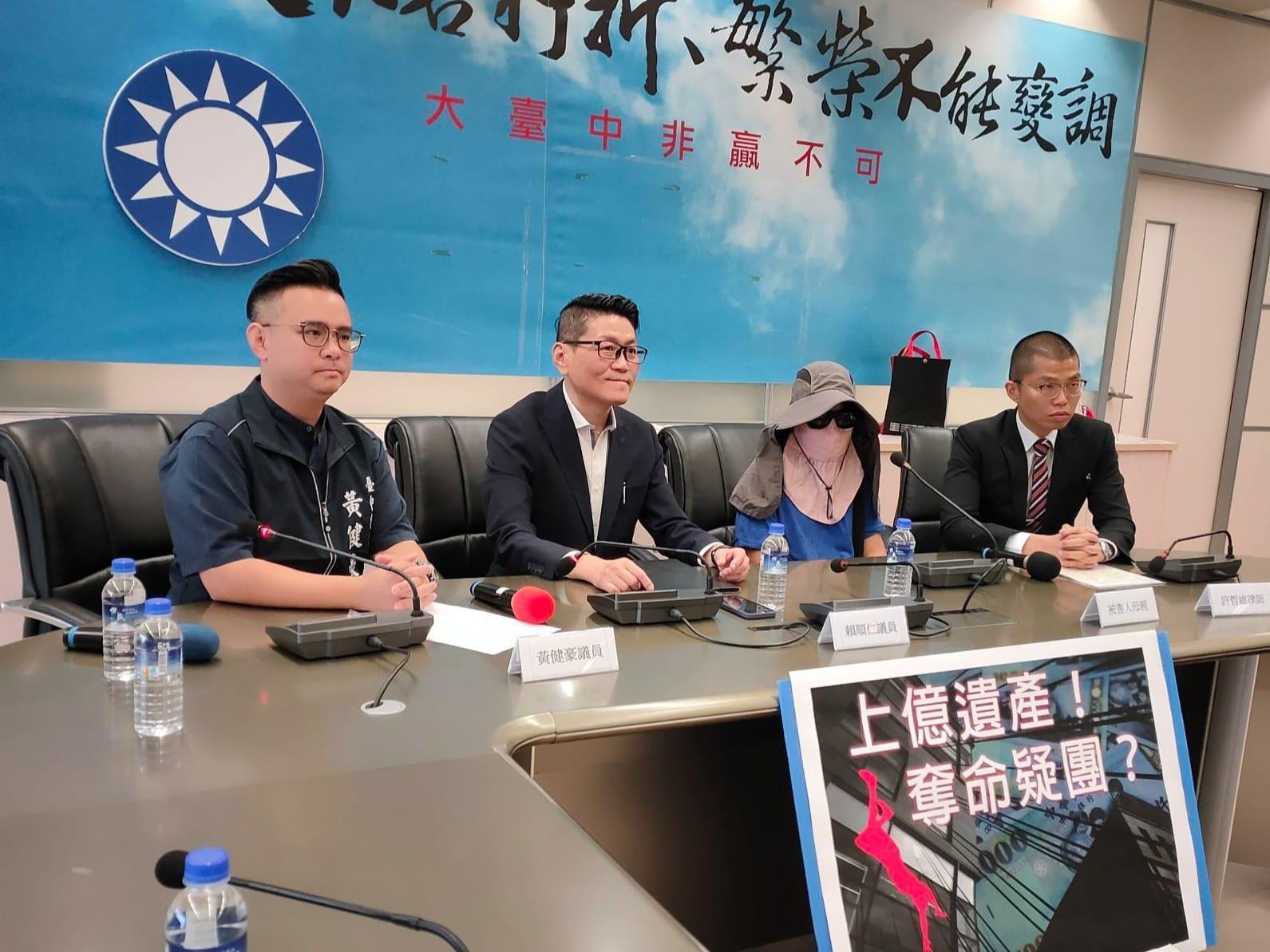 5億高中生命案死者母親質疑兒子恐遭謀財害命,19日在市議員陪同下召開記者會。(翻攝自臉書黃健豪-北屯漸好)