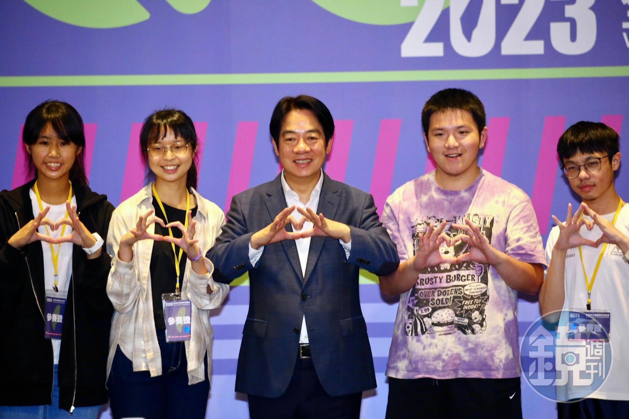 賴清德（中）不只臉頰愛心，手指愛心也相當上手。