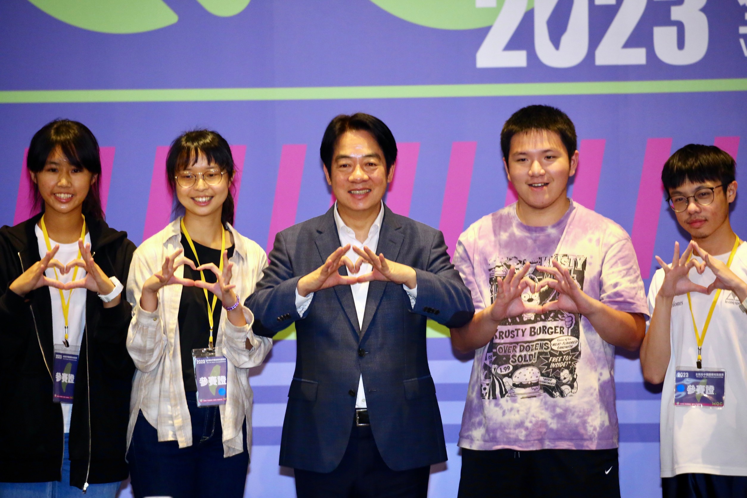 賴清德（中）不只臉頰愛心，手指愛心也相當上手。