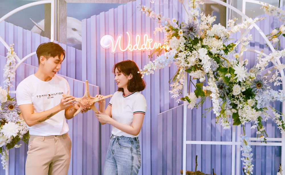 高雄多處戶政事務所推出超美結婚背板,其中旗津區的主題為「海灘逐浪奔愛」。(高市府青年局提供)