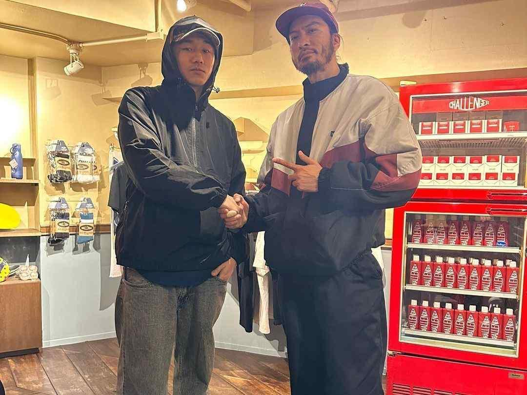 長瀨智也(右)上週低調來台挺好友的展覽,與台灣滑手柯家恩合影留念。(翻攝自柯家恩Instagram)