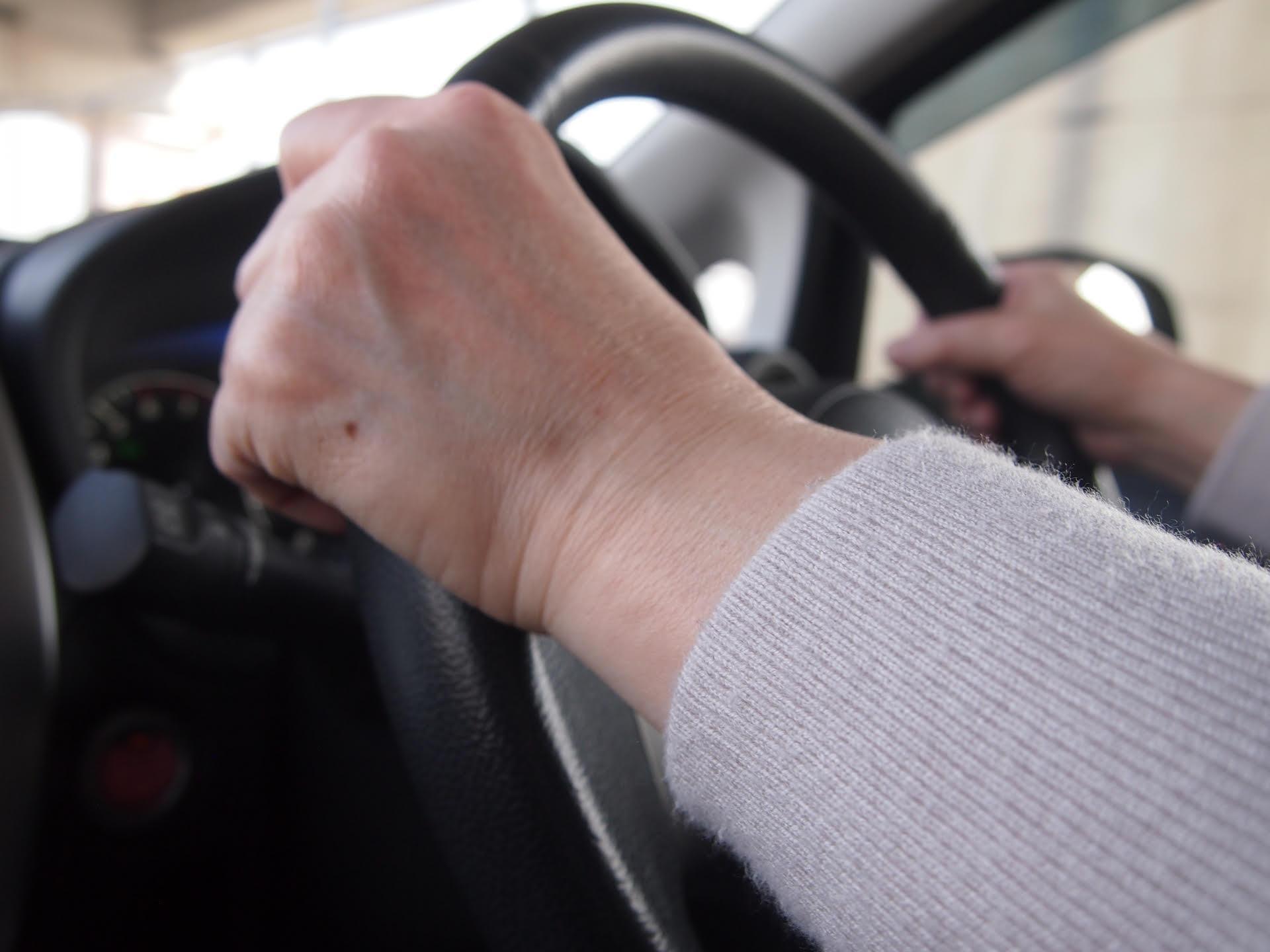 中國廣東一名老婦人疑為了省錢,拒絕找代駕,逞強自己開車,途中誤把油門當煞車加速衝入河中,釀成全家喪命悲劇。(示意圖,photoAC)