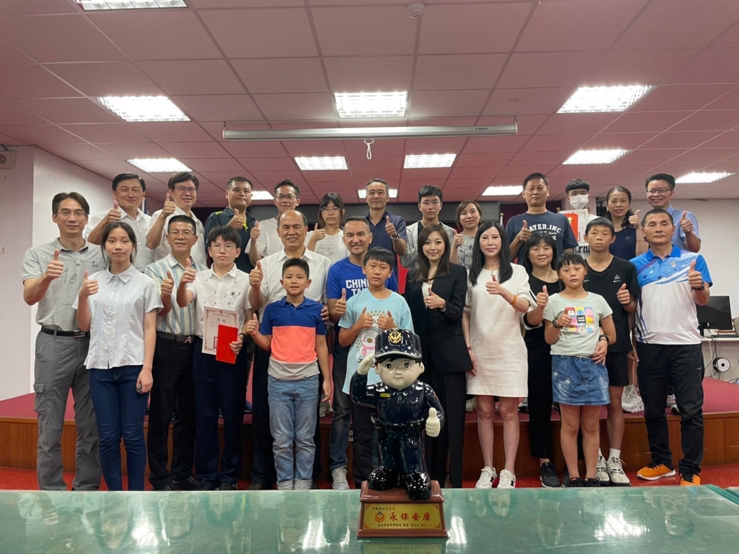 台南市刑友會頒發獎學金給優秀刑警子女。（台南市刑友會提供）