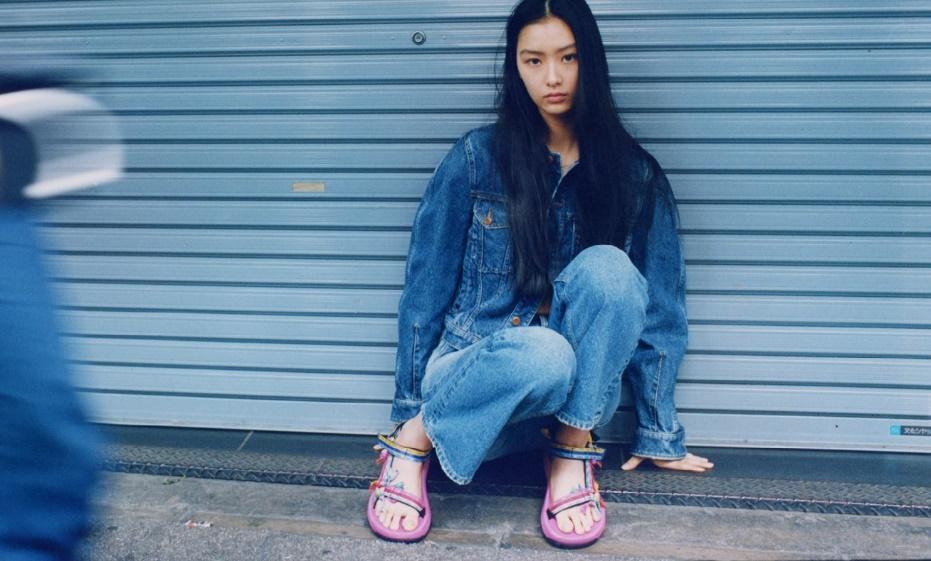 Chloé × Teva聯名涼鞋系列是戶外系時尚咖不可或缺的好夥伴。(Chloé提供)