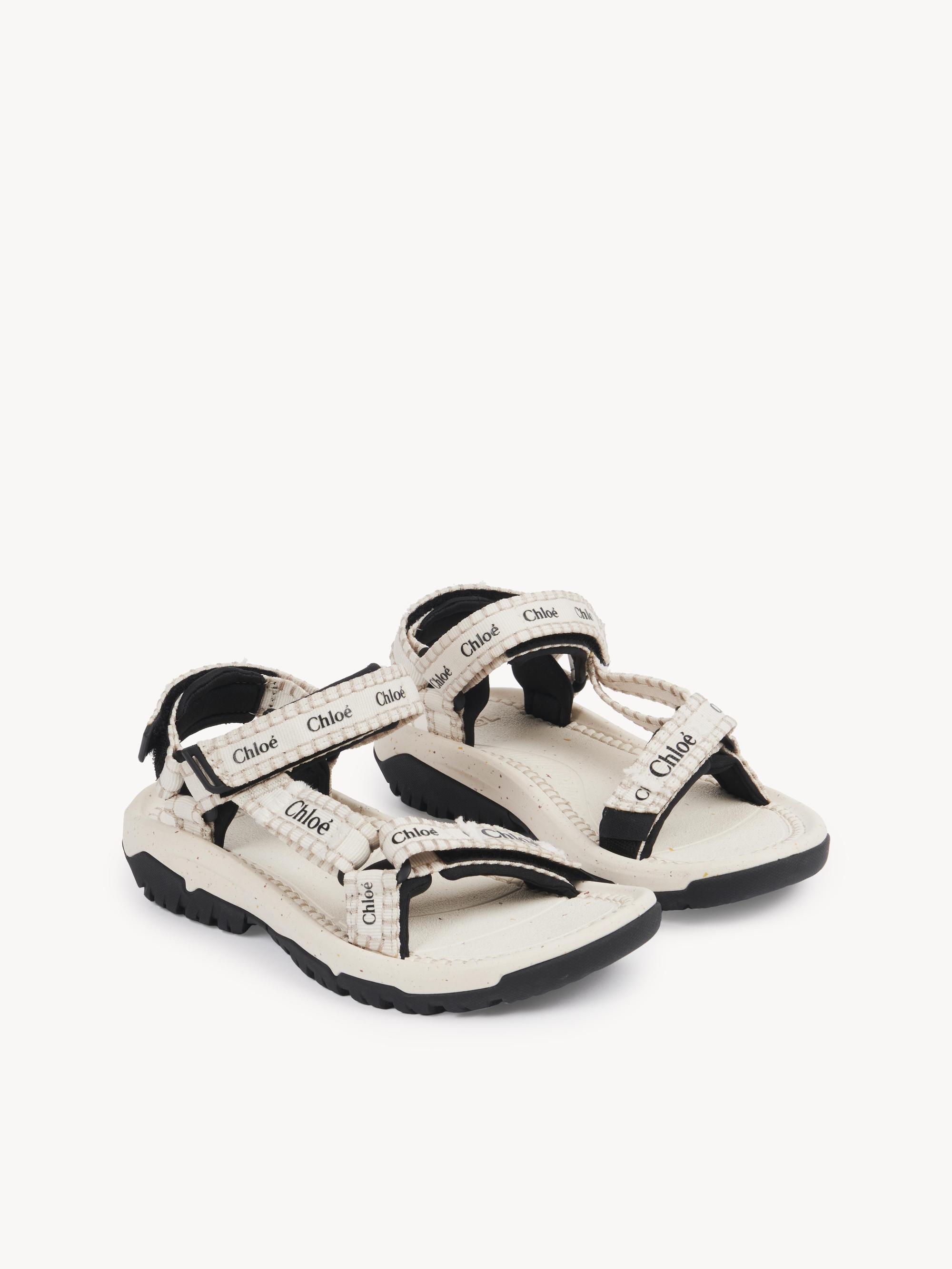 Chloé Teva聯名款天然米色涼鞋。NT$14,300(Chloé提供)