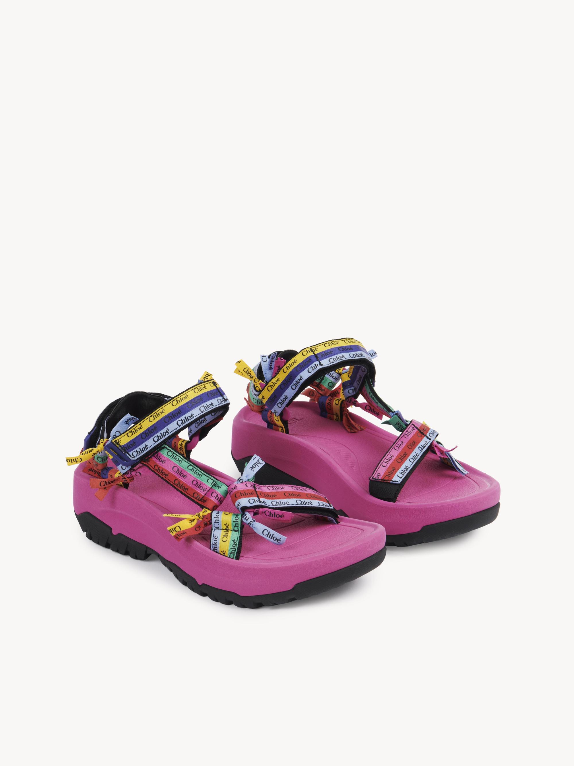 Chloé Teva聯名款彩色粉色涼鞋。NT$17,200(Chloé提供)