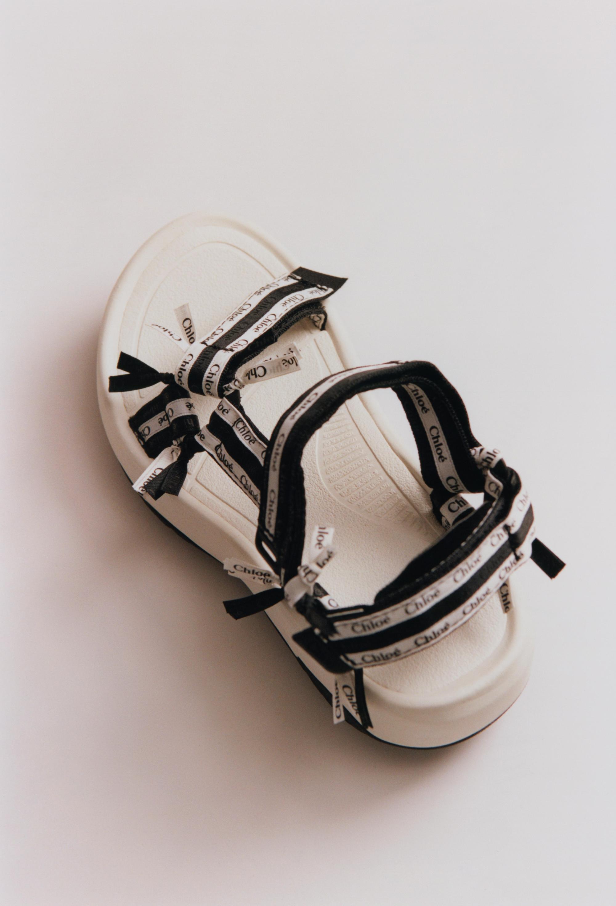 Chloé Teva聯名款天然米色涼鞋。NT$14,300(Chloé提供)