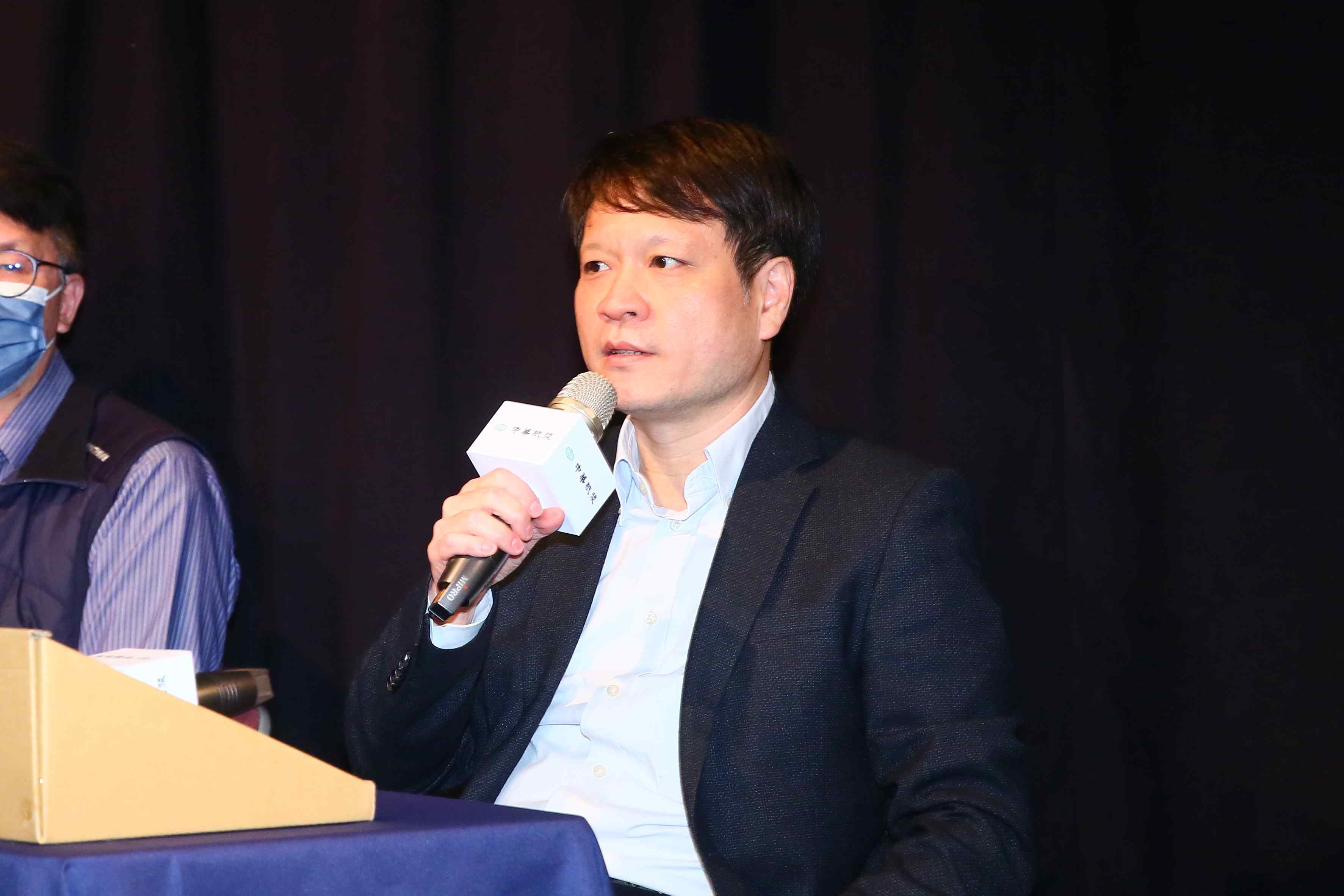 面對法人關切碳權對華紙的營運挹注,華紙總經理陳瑞和直接用股票做比喻,並加以區隔。(本刊資料照)