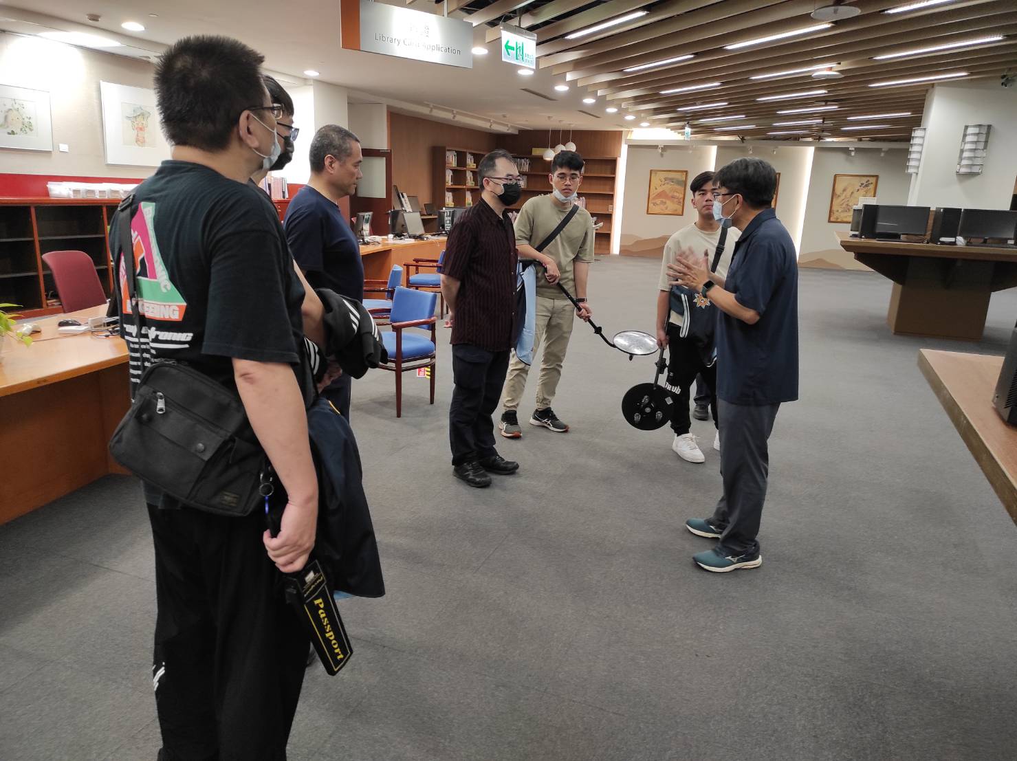 國立臺灣圖書館近日接獲爆裂物恐嚇留言,警方派員清查。(警方提供)