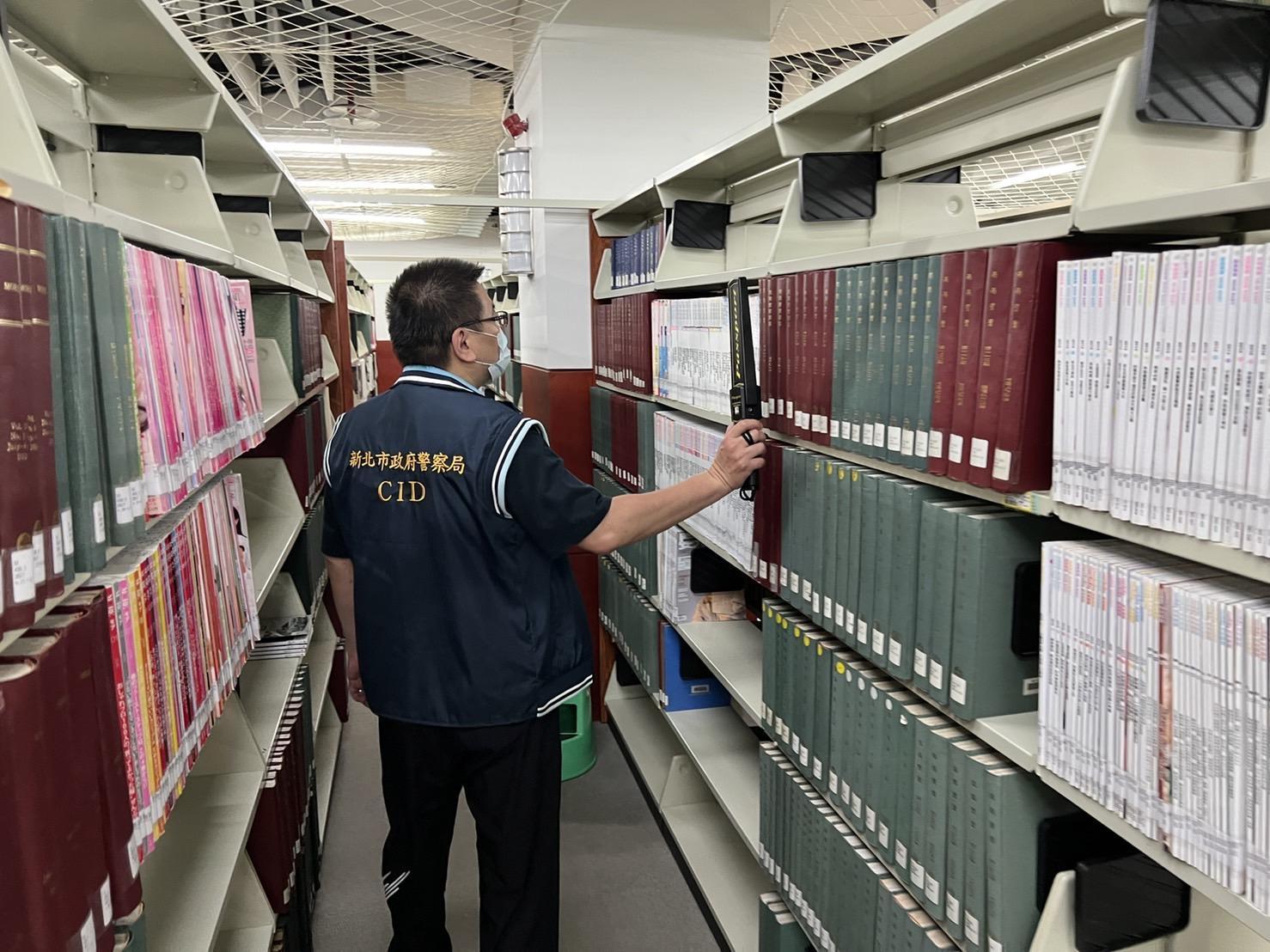 警方派員在國立臺灣圖書館清查爆裂物，結果發現是惡作劇行為。（警方提供）