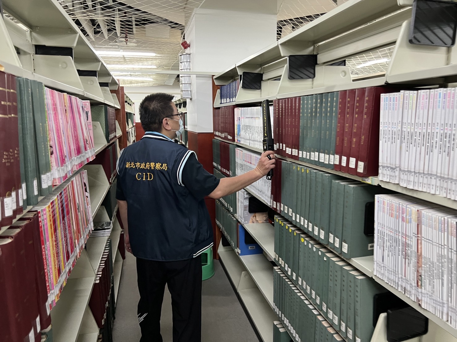 警方派員在國立臺灣圖書館清查爆裂物,結果發現是惡作劇行為。(警方提供)