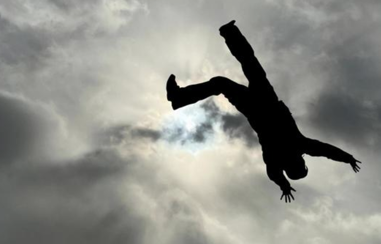 台中市5億男高三生墜樓身亡事件引發全國關注，對此律師呂秋遠也提出10點看法。（示意圖，photoAC提供）