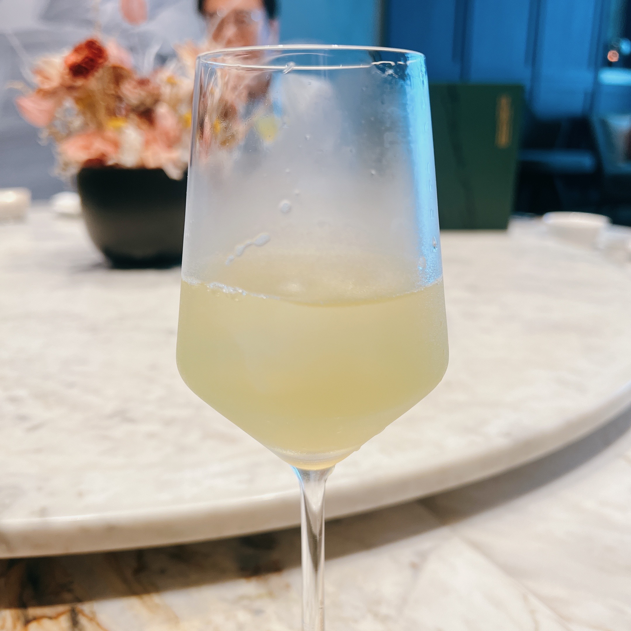 以葡萄柚、松針、發酵桂花和台北101紀念酒調製的「穀雨」，帶著些微氣泡感，非常爽口。