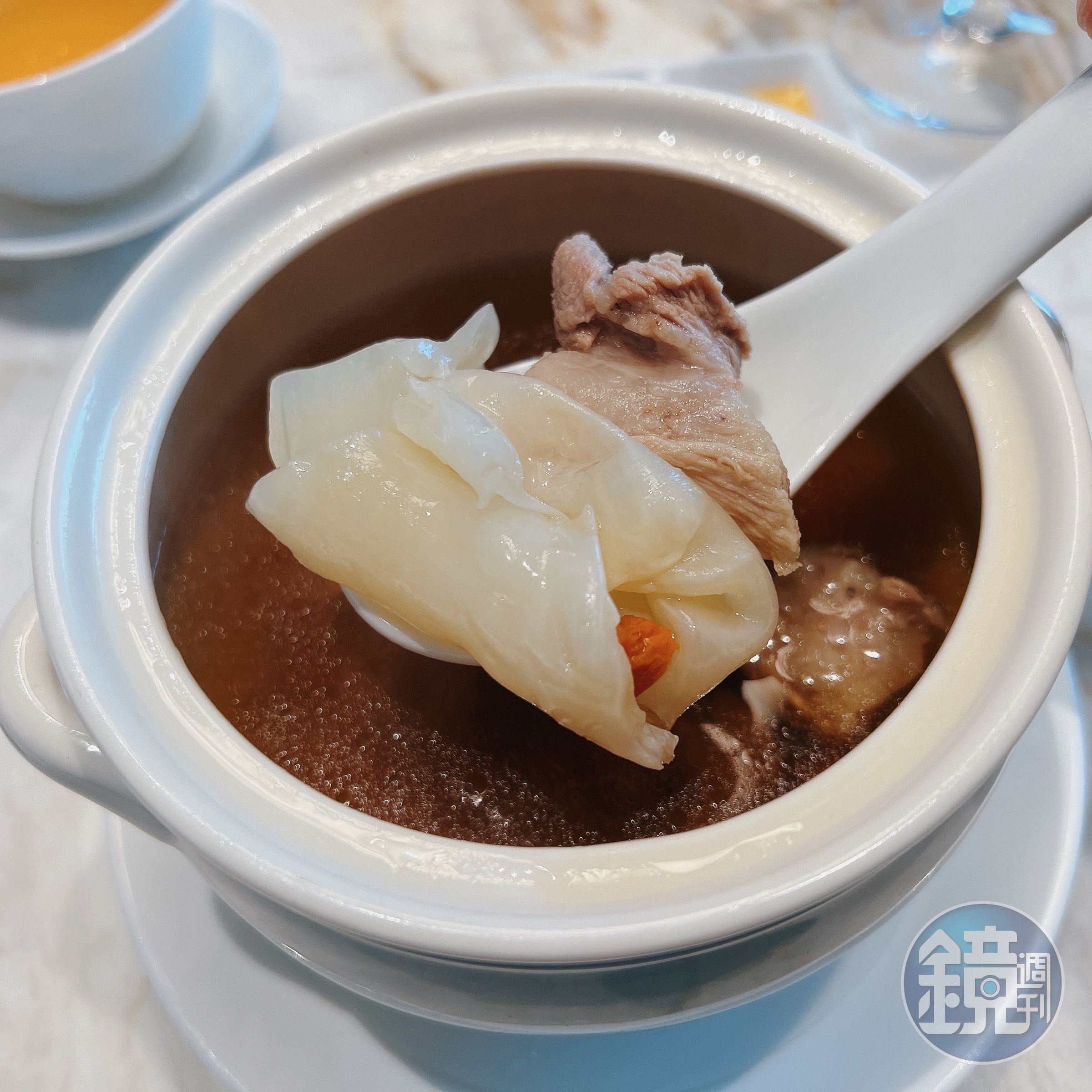由爵士湯變化而來的「淮山枸杞燉花膠」同樣溫潤好喝。