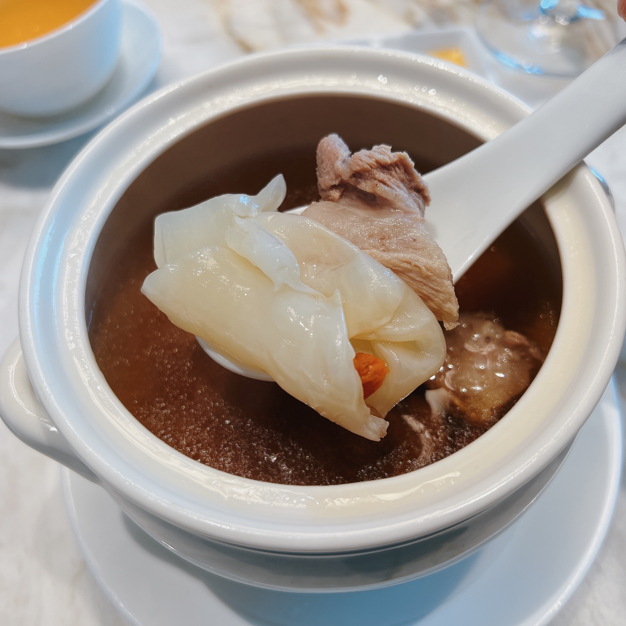 由爵士湯變化而來的「淮山枸杞燉花膠」同樣溫潤好喝。