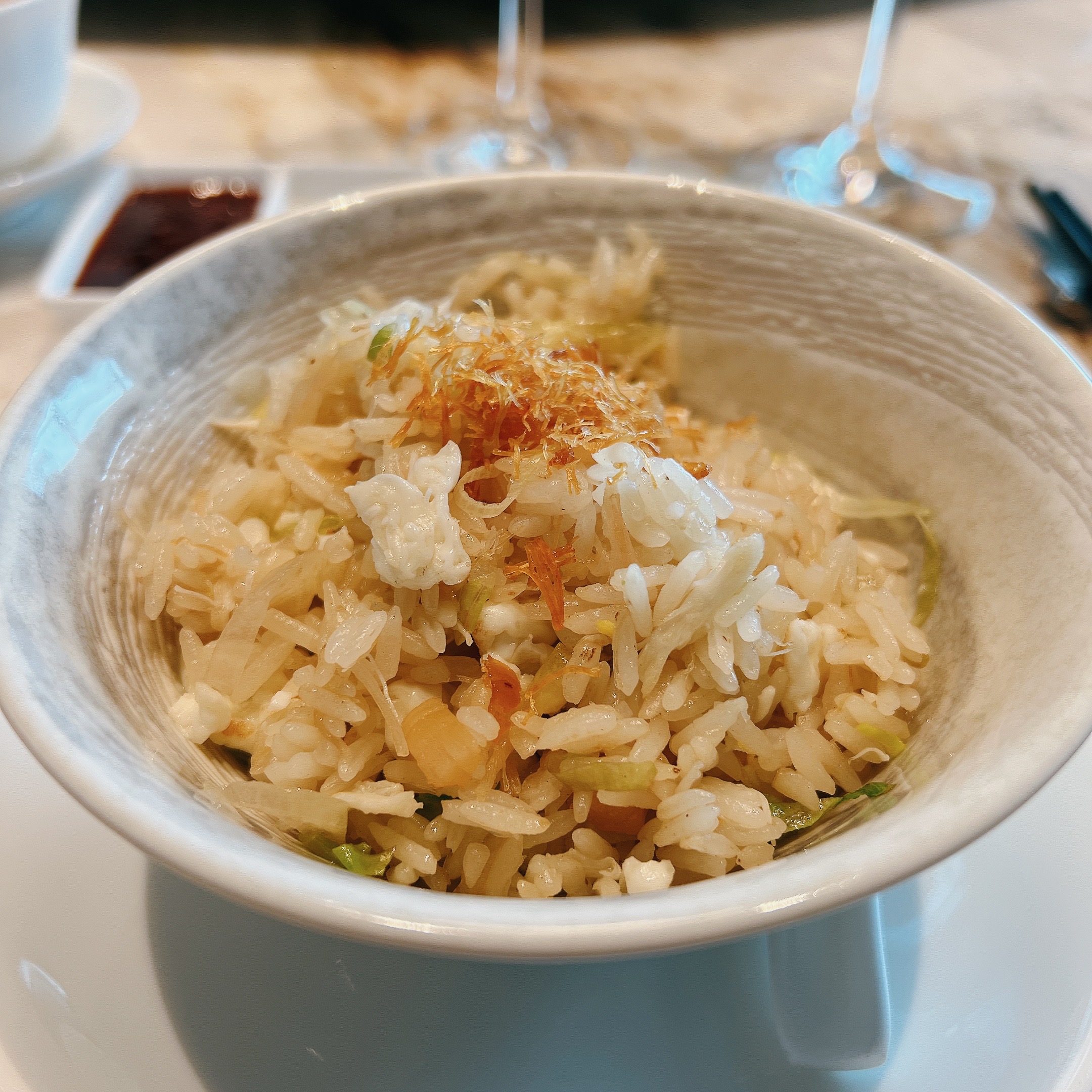 「瑤柱蟹肉蛋白炒飯」是看起來簡單其實最考功夫的菜色。