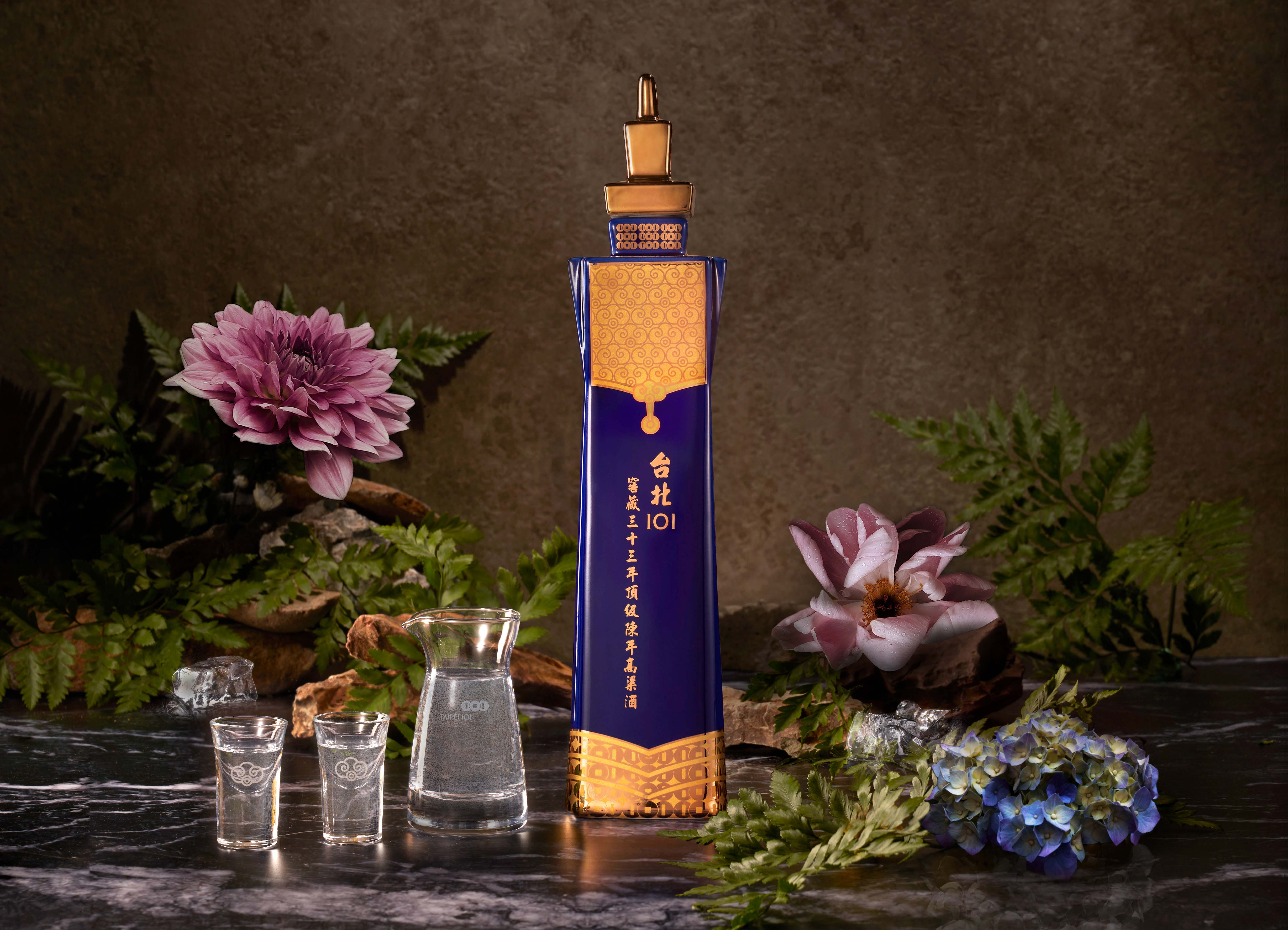 即日起購買「台北101紀念酒─龍膽藍瓶禮盒」即贈送「台北101精緻公杯禮盒組」，限量500組。（台北101提供）