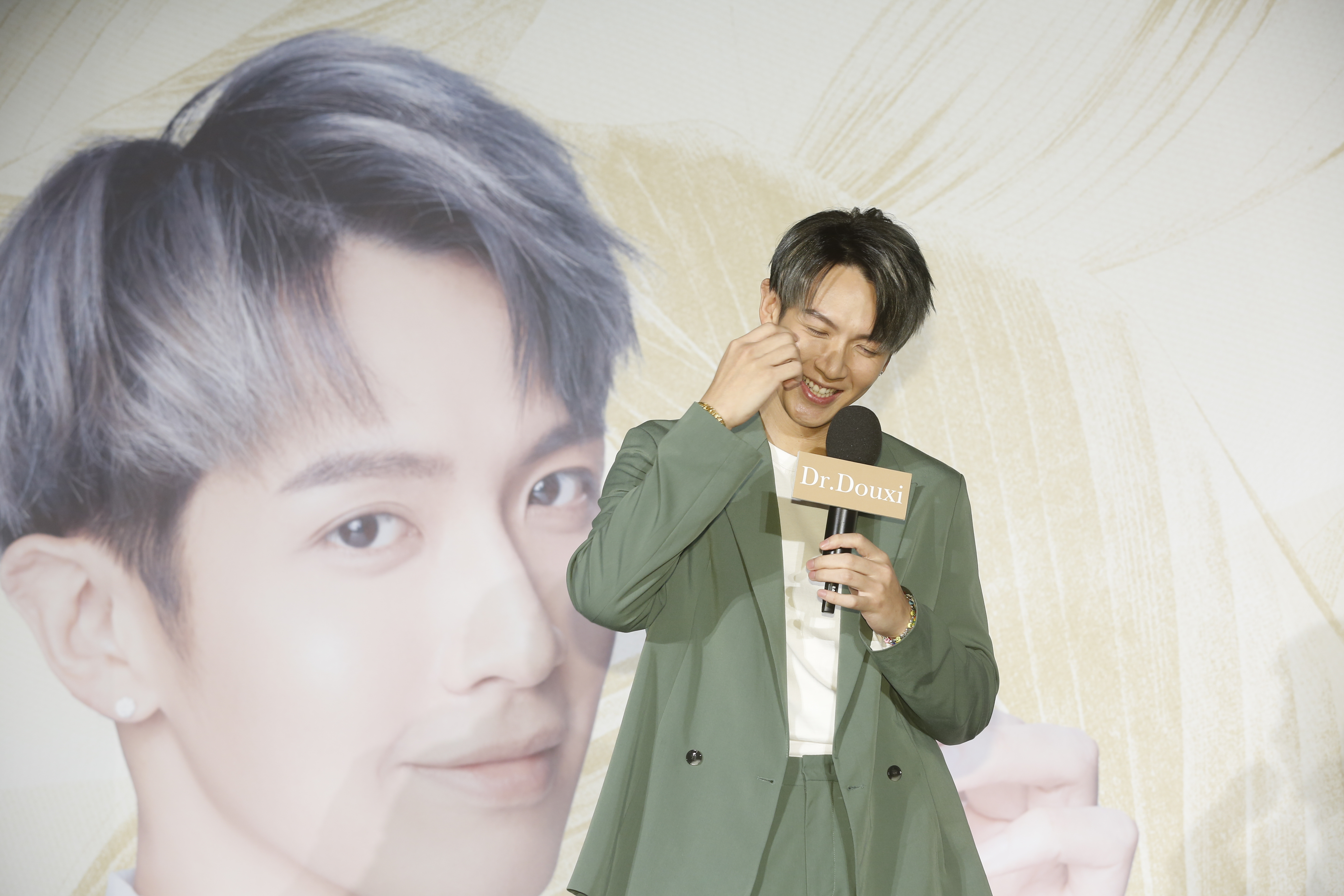 在520當天，柯震東向歷任螢幕女友、男友告白「520（我愛你）」。