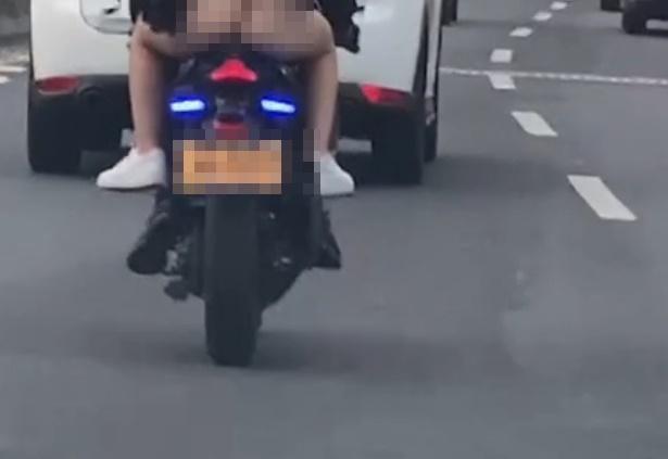 新北市65號快速道路上，有駕駛目擊前方重機後座長髮正妹屁股掉出來。（翻攝自「記者新聞網」）